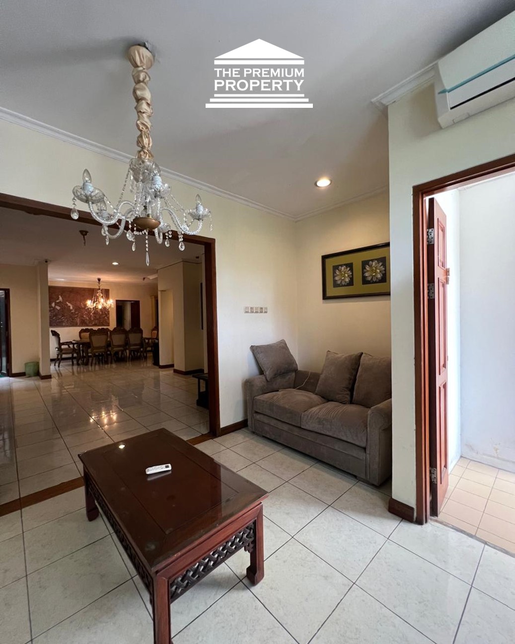 Jual Cepat Rumah di Dekat PIM Pondok Indah – 2 Lantai, Taman, Halaman Depan