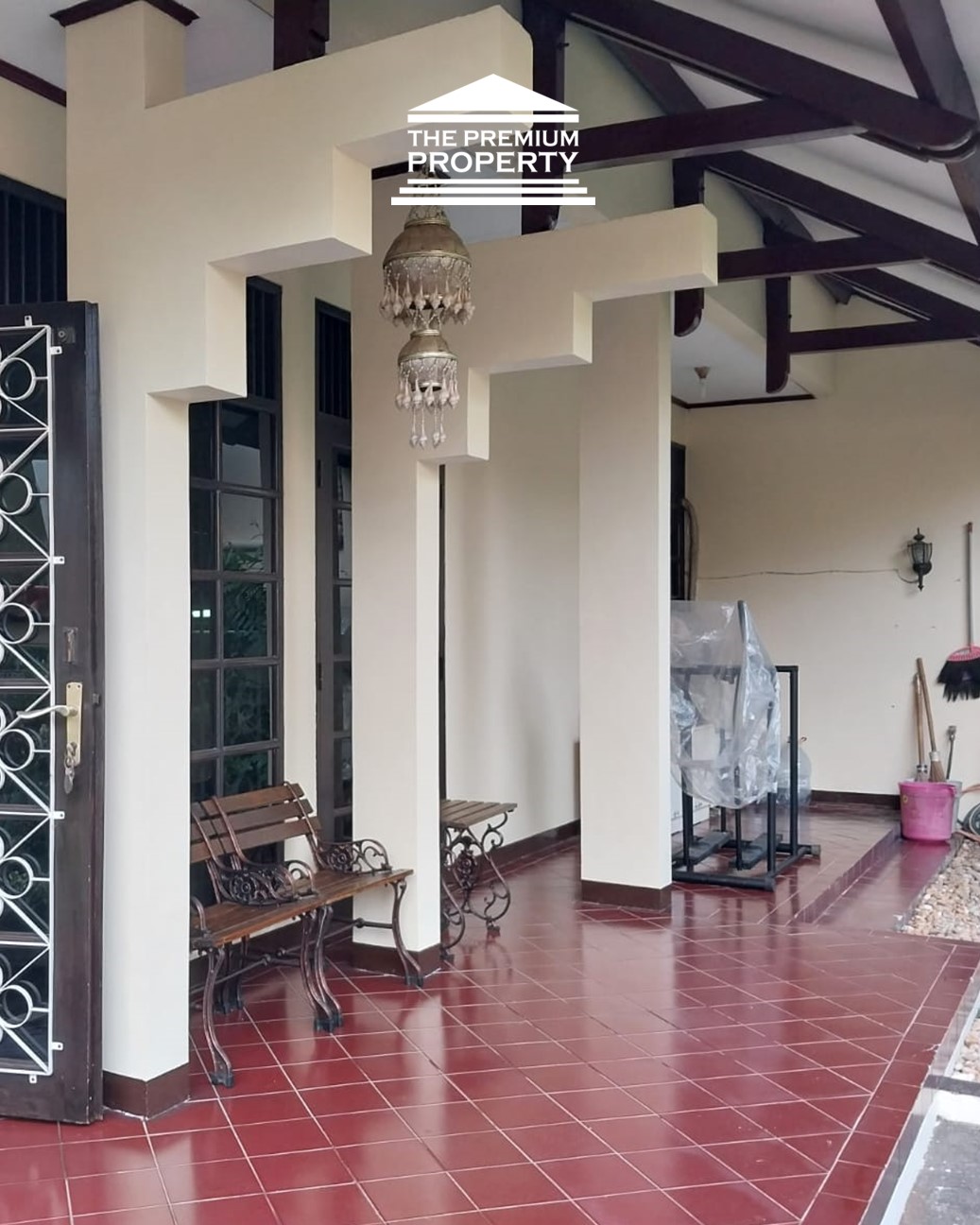 Jual Rumah Pondok Indah-2 Lantai, KT Utama dibawah, Halaman Luas