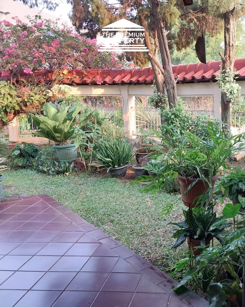 Jual Rumah Pondok Indah-2 Lantai, KT Utama dibawah, Halaman Luas