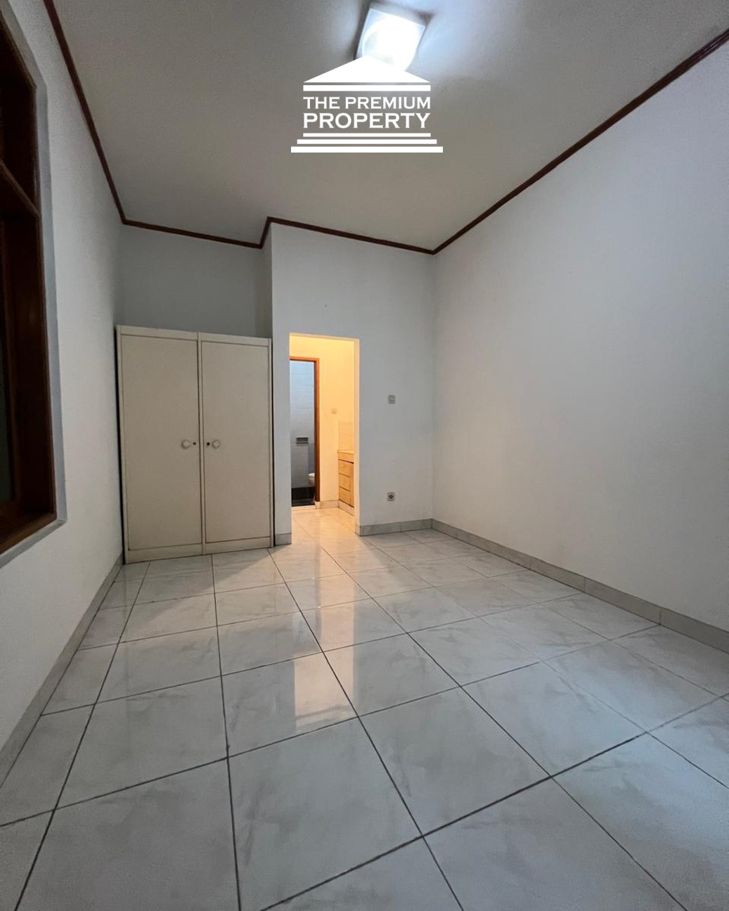 Jual Rumah Pondok Indah-2 Lantai, KT Utama dibawah, Halaman Luas