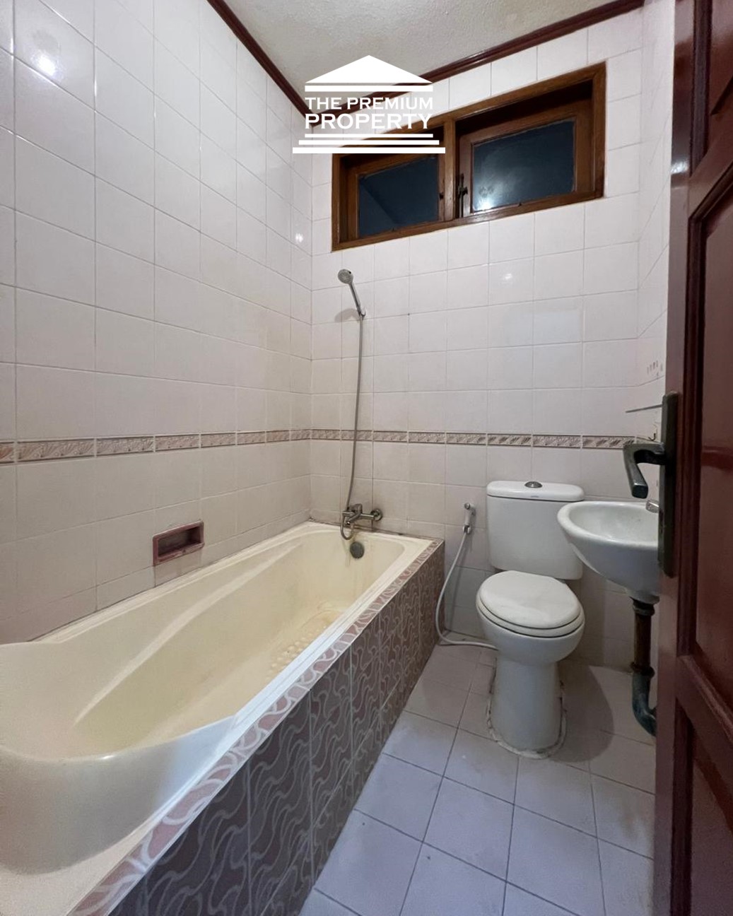 Jual Rumah Pondok Indah-2 Lantai, KT Utama dibawah, Halaman Luas