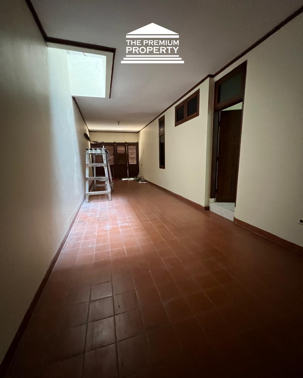 Jual Rumah Pondok Indah-2 Lantai, KT Utama dibawah, Halaman Luas