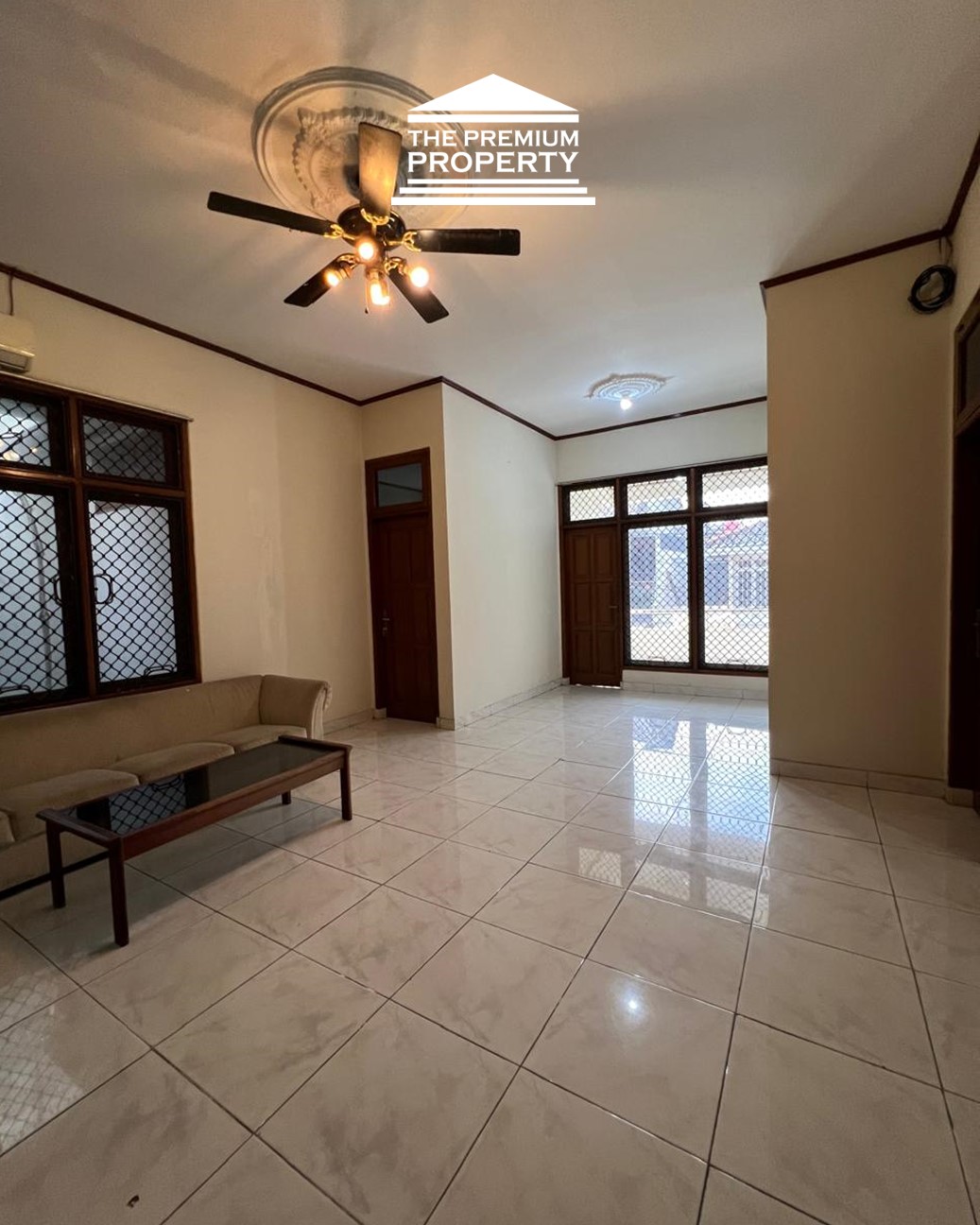 Jual Rumah Pondok Indah-2 Lantai, KT Utama dibawah, Halaman Luas