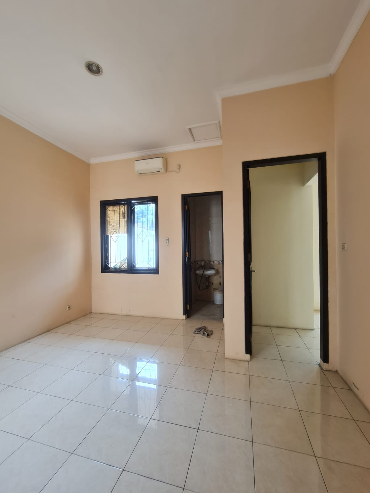 Rumah Hoek Siap Huni di Pondok Indah – Lokasi Strategis & Lingkungan Eksklusif