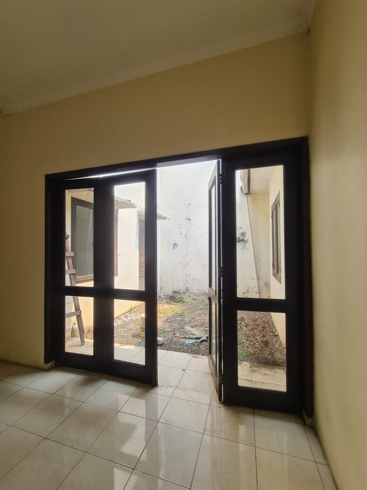 Rumah Hoek Siap Huni di Pondok Indah – Lokasi Strategis & Lingkungan Eksklusif