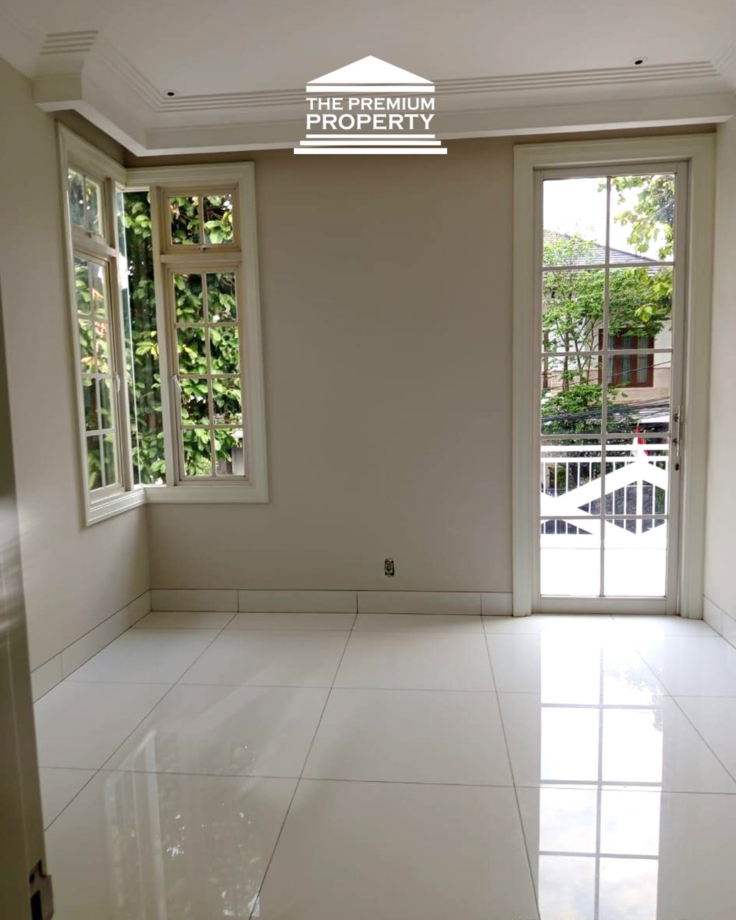 Masterbed di Lantai 1! Rumah 5 Kamar di Pondok Indah – Siap Huni