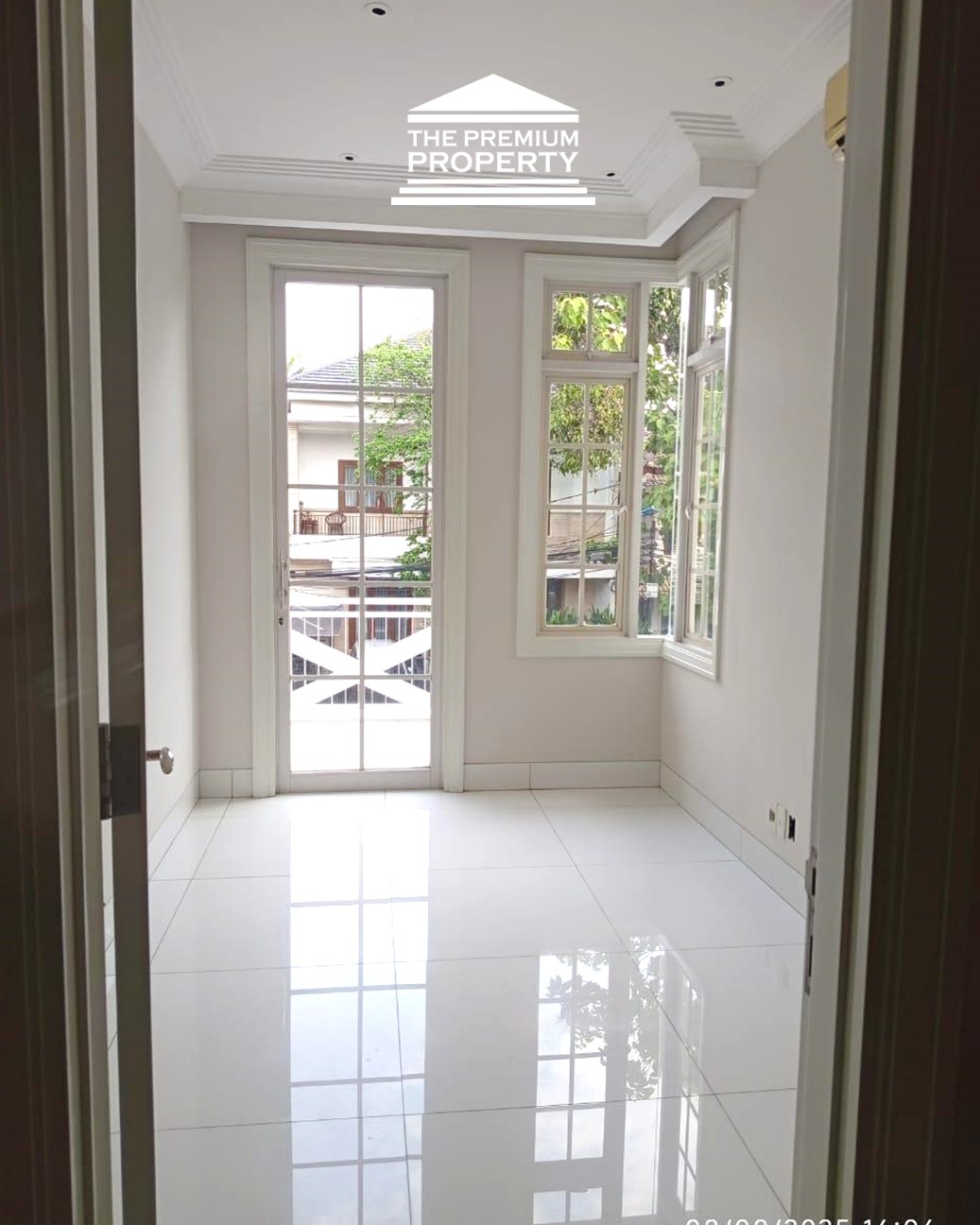 Masterbed di Lantai 1! Rumah 5 Kamar di Pondok Indah – Siap Huni