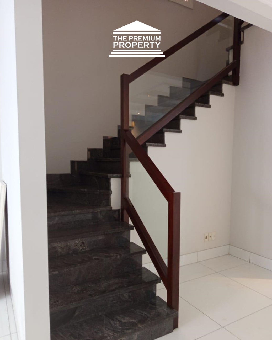 Masterbed di Lantai 1! Rumah 5 Kamar di Pondok Indah – Siap Huni