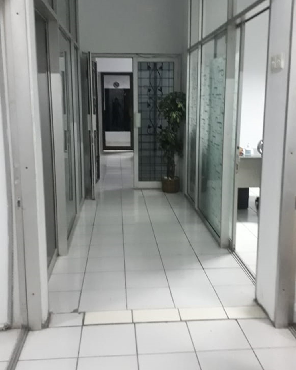 Gedung 4 Lantai di Menteng, Jalan 2 Arah, Lokasi STrategis