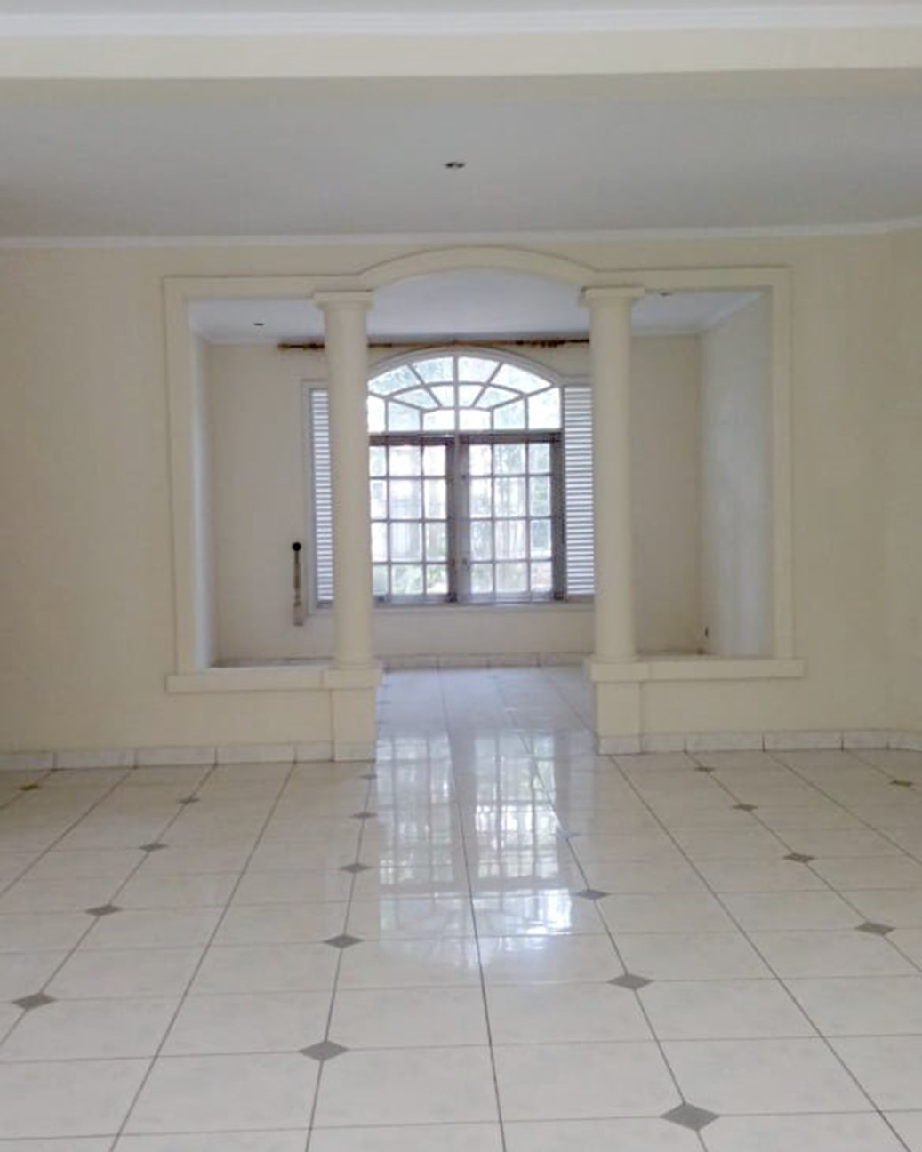 Rumah Dijual di Cilandak, Lengkap dengan Kolam Renang Pribadi