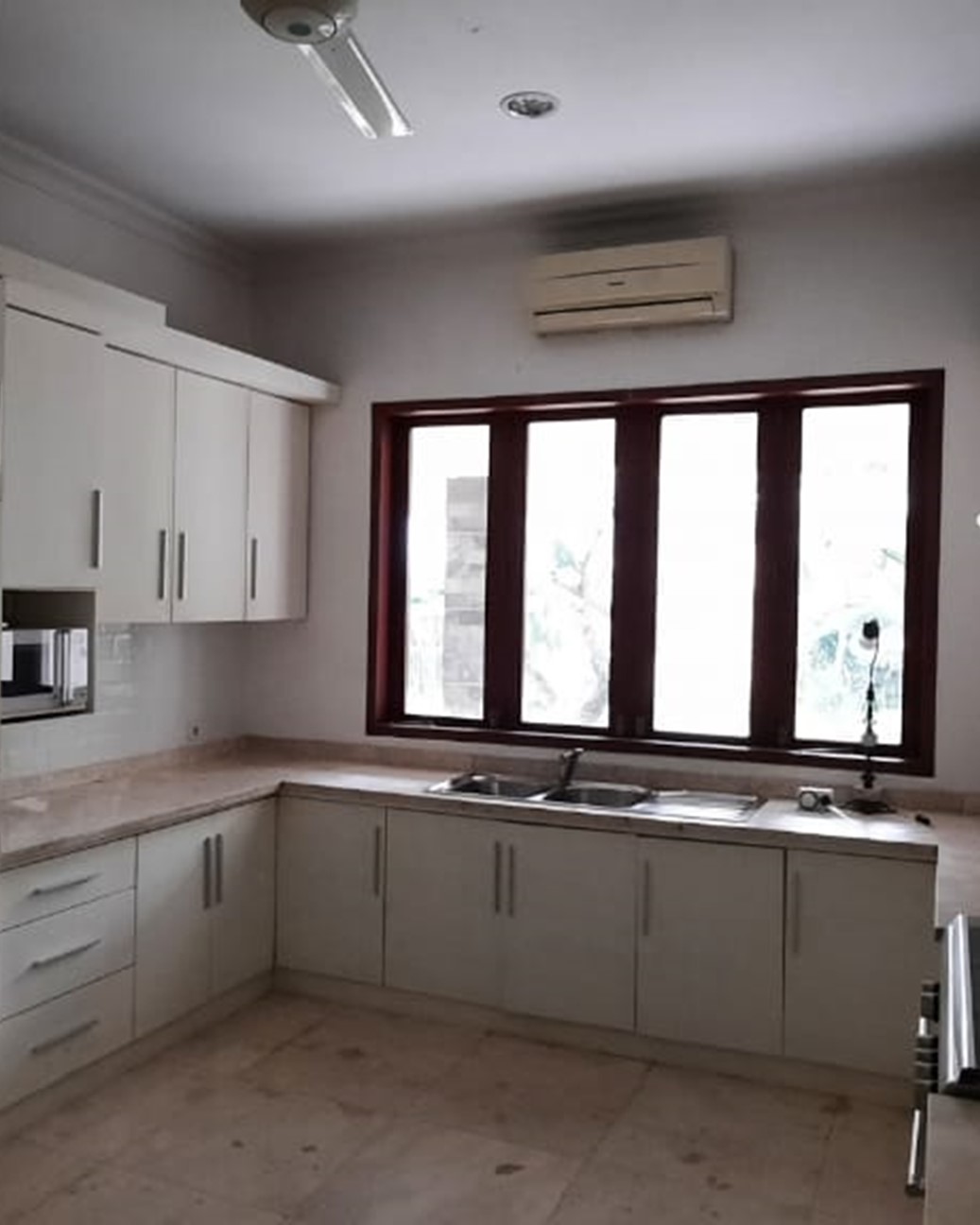 Rumah Dijual di Area Cilandak Cipete, Dekat Sekolah Belanda. Carport Luas