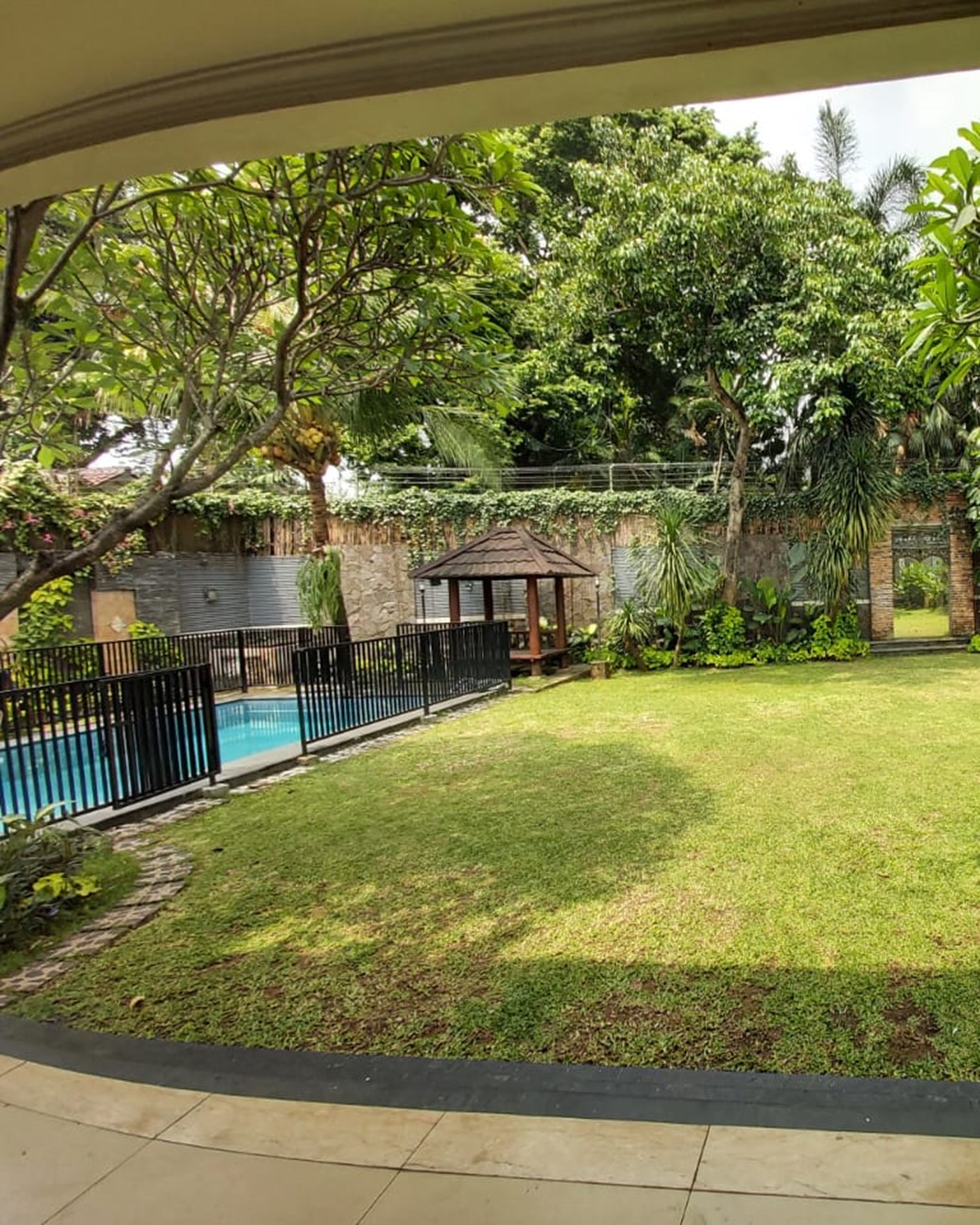 Rumah Dijual di Area Cilandak Cipete, Dekat Sekolah Belanda. Carport Luas