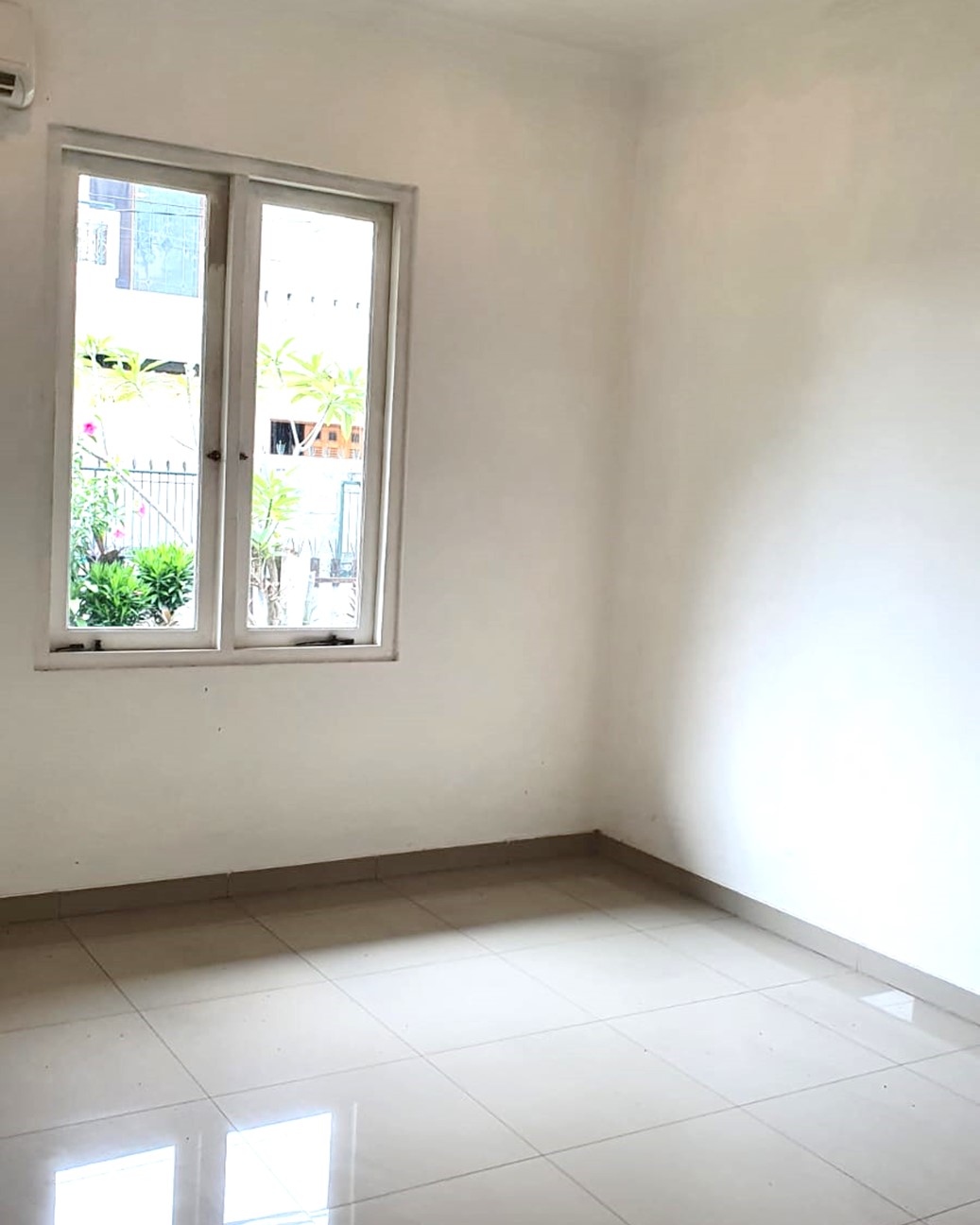 Rumah Dijual di Cipete. Ada 2 Rumah. Bisa Beli 1 Rumah Yang Besar