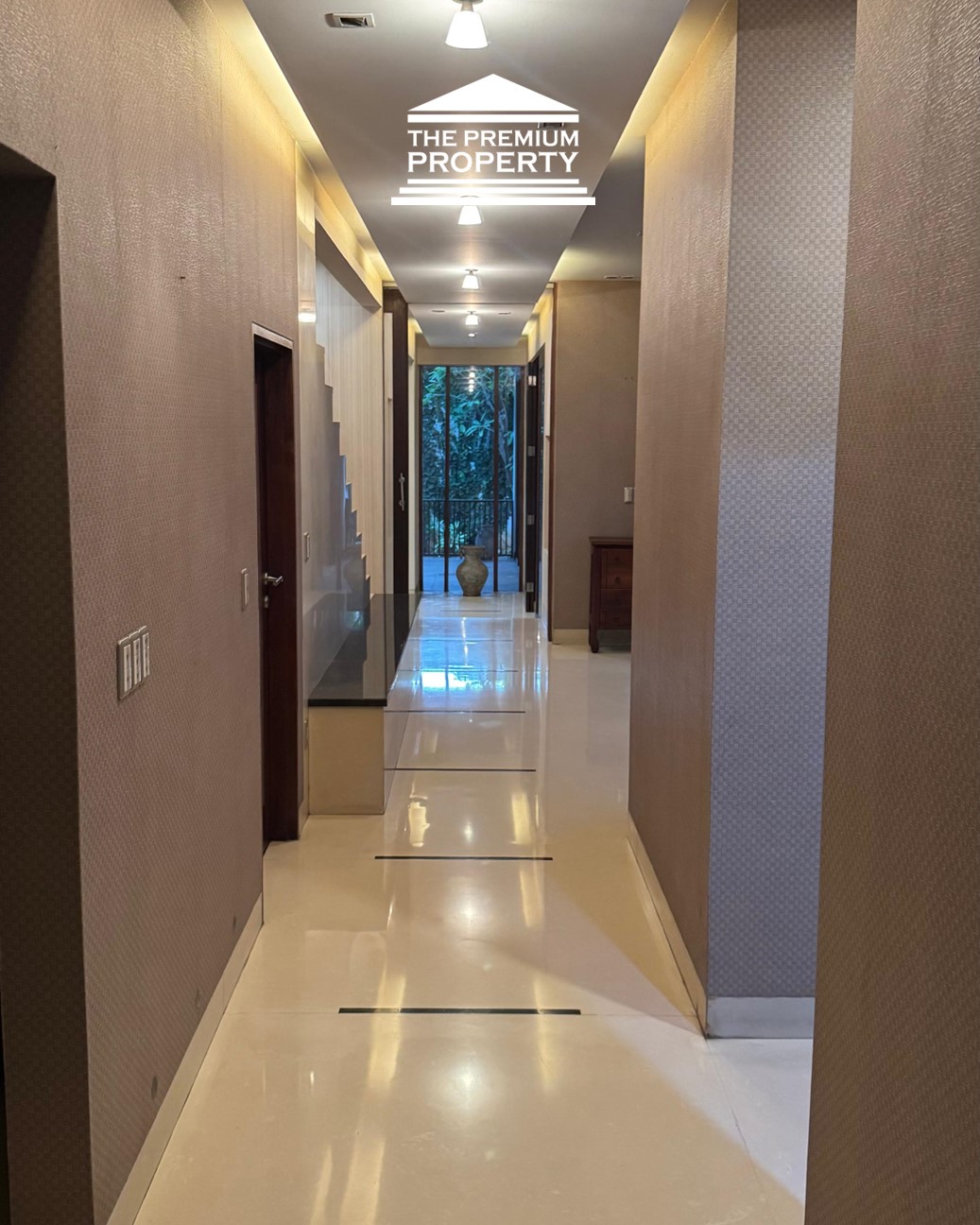 Murah! Akses Mudah ke Tol, Ada Kolam Renang Pribadi. Rumah di Permata Hijau