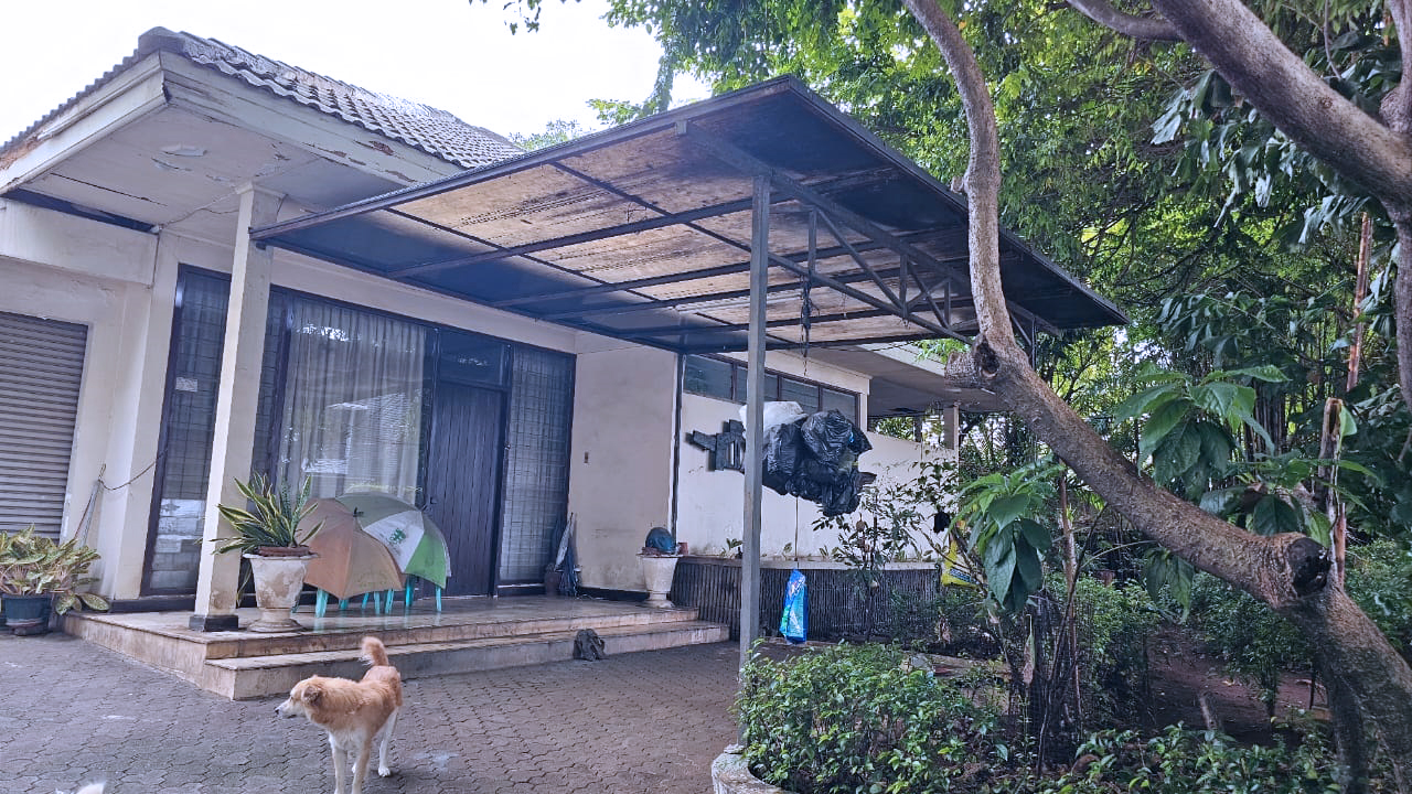 Rumah Lama 1 Lantai di Permata Hijau. Halaman Luas, Asri 