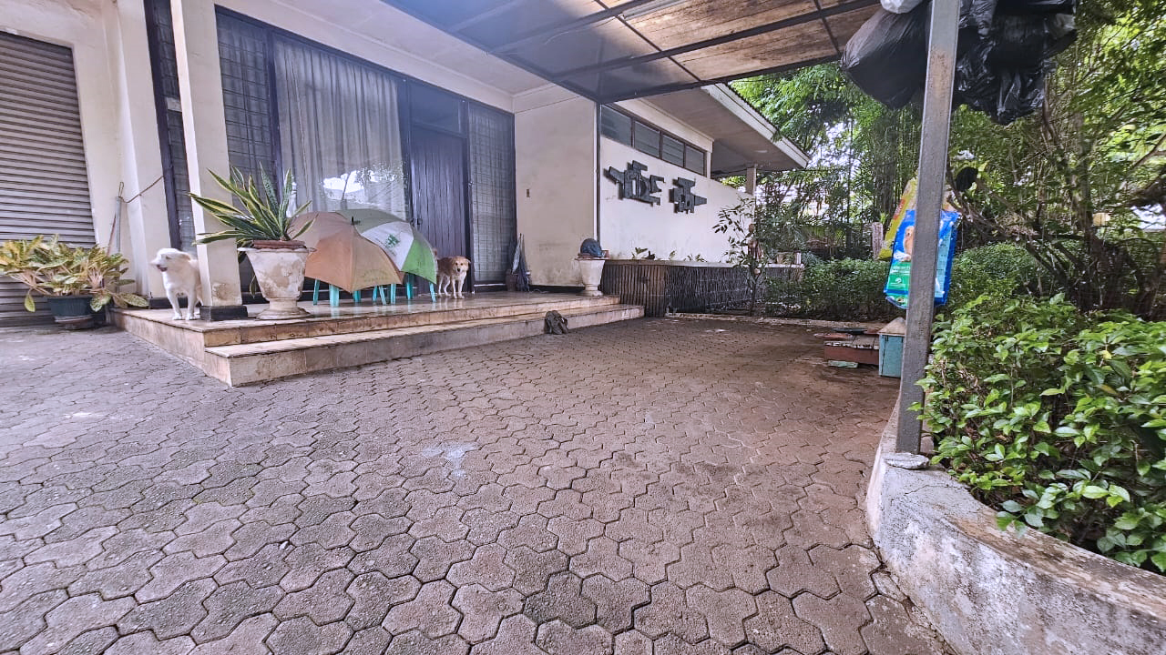 Rumah Lama 1 Lantai di Permata Hijau. Halaman Luas, Asri 