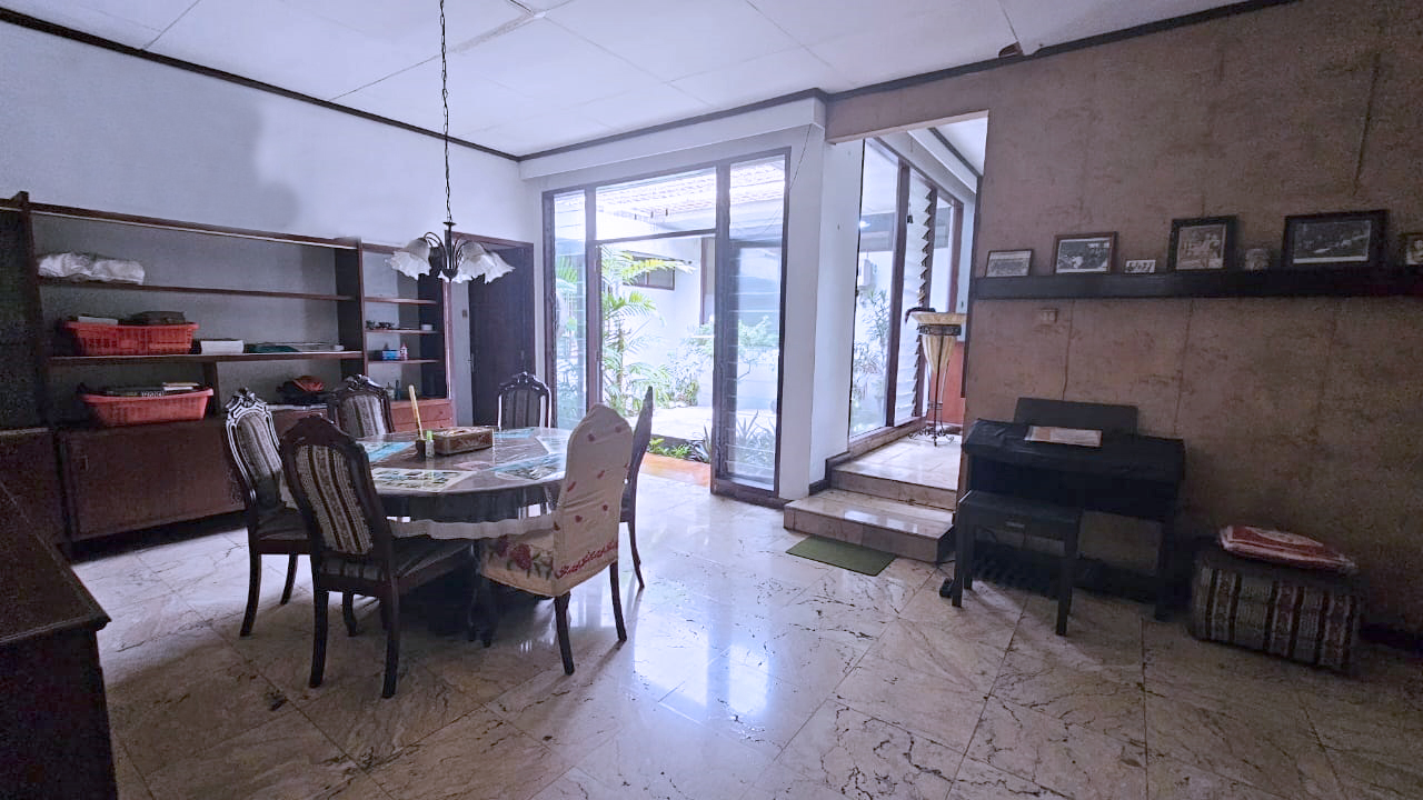 Rumah Lama 1 Lantai di Permata Hijau. Halaman Luas, Asri 