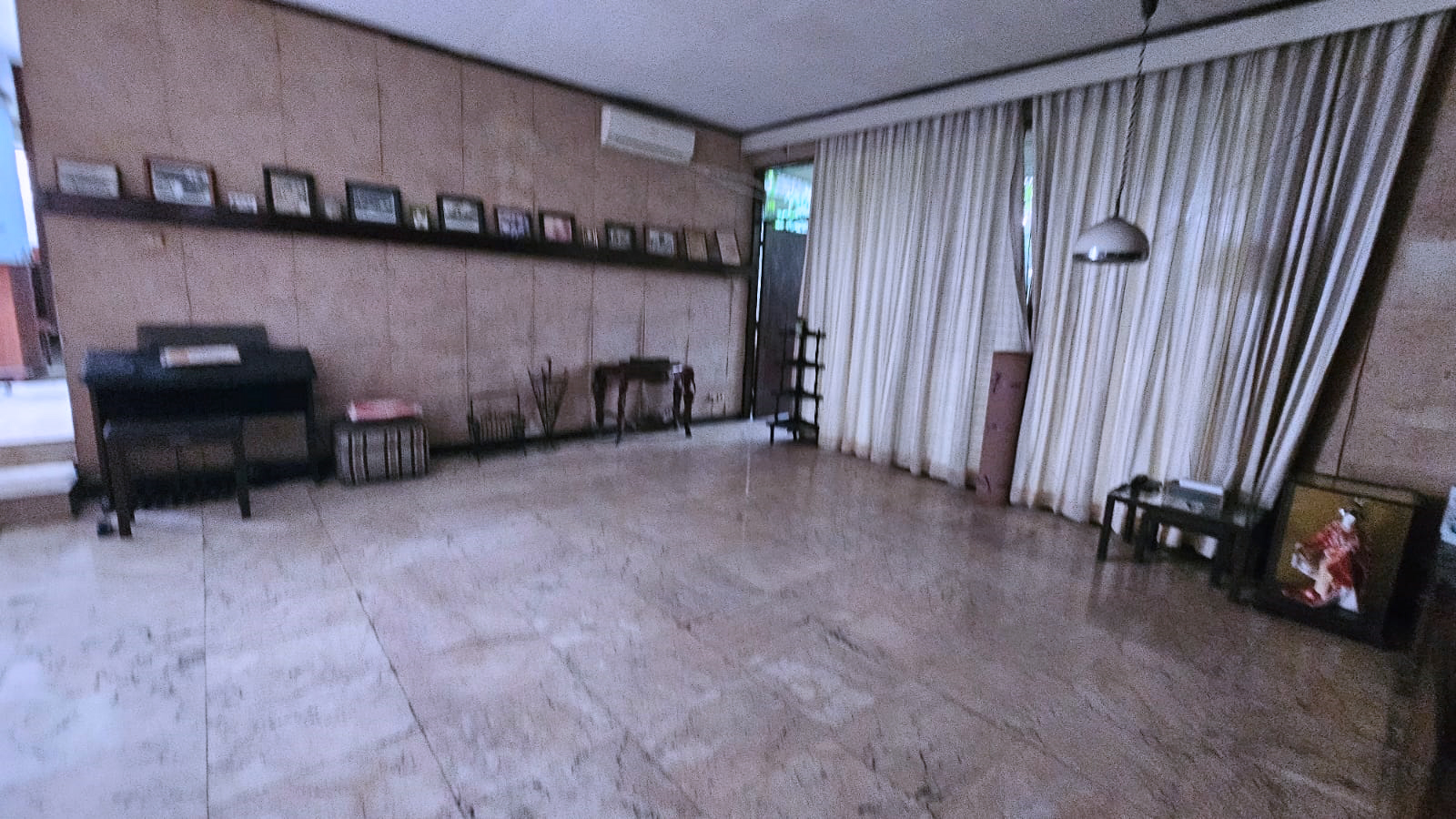 Rumah Lama 1 Lantai di Permata Hijau. Halaman Luas, Asri 
