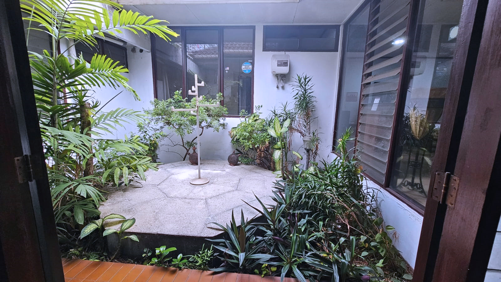 Rumah Lama 1 Lantai di Permata Hijau. Halaman Luas, Asri 