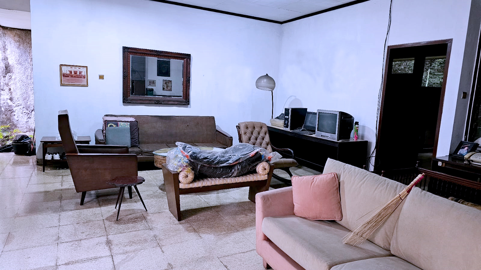 Rumah Lama 1 Lantai di Permata Hijau. Halaman Luas, Asri 