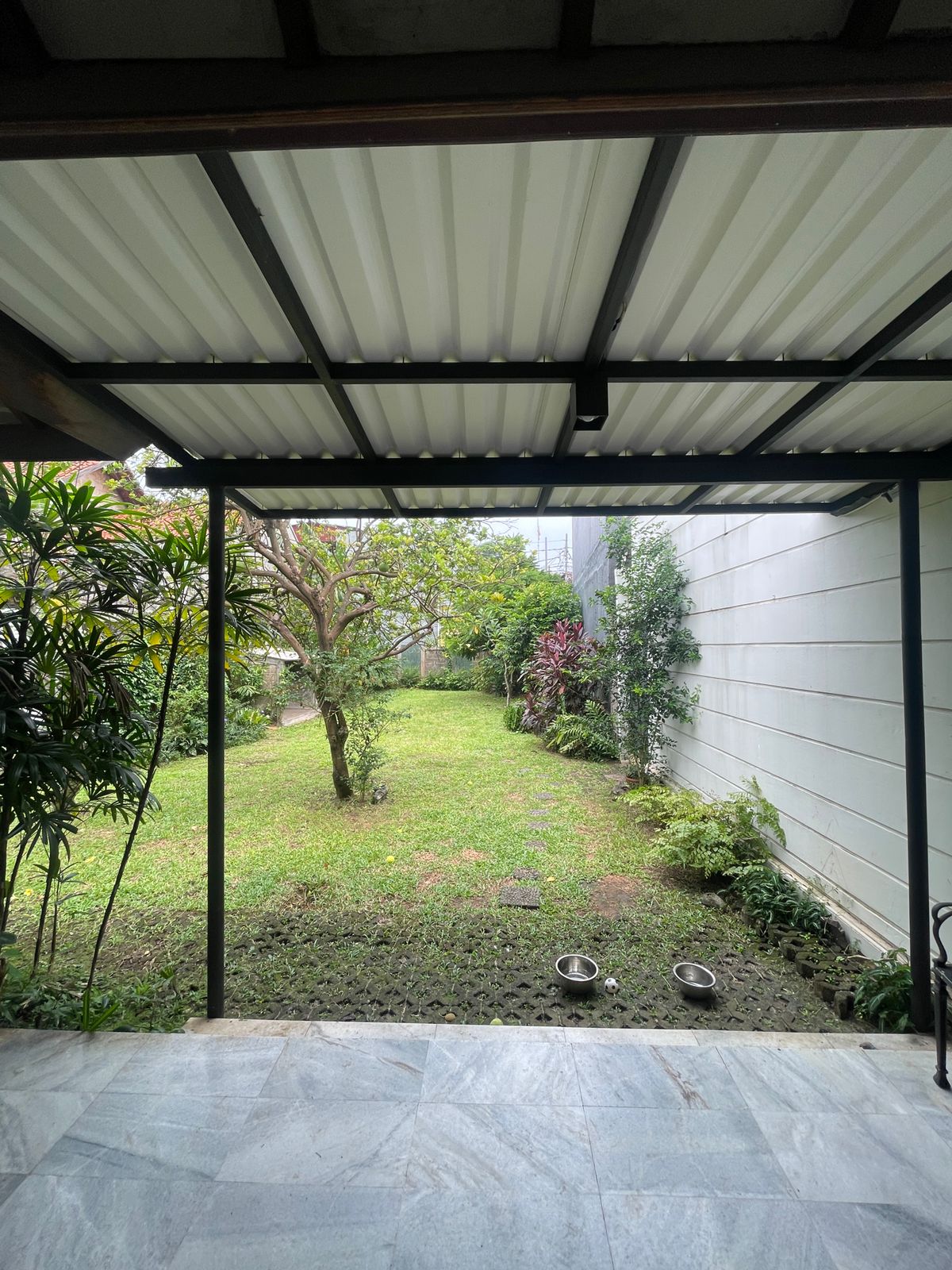 Rumah 1 Lantai di Lebak Bulus, Tenang, Jalan Lebar, Taman Depan dan Belakang