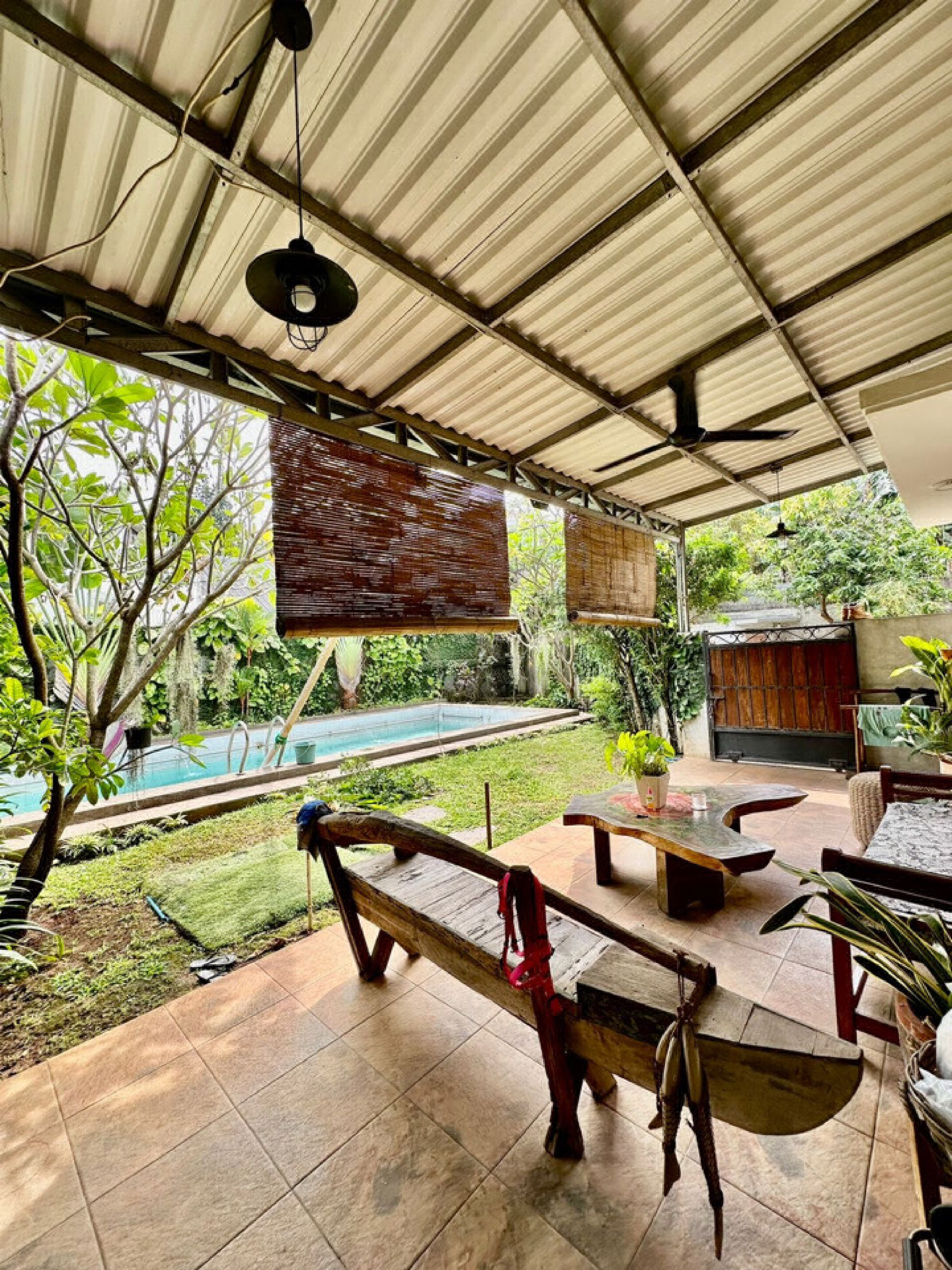 Rumah Tropical Modern di Lebak Bulus Ada Kolam Renang - LT 440M2, Dekat MRT