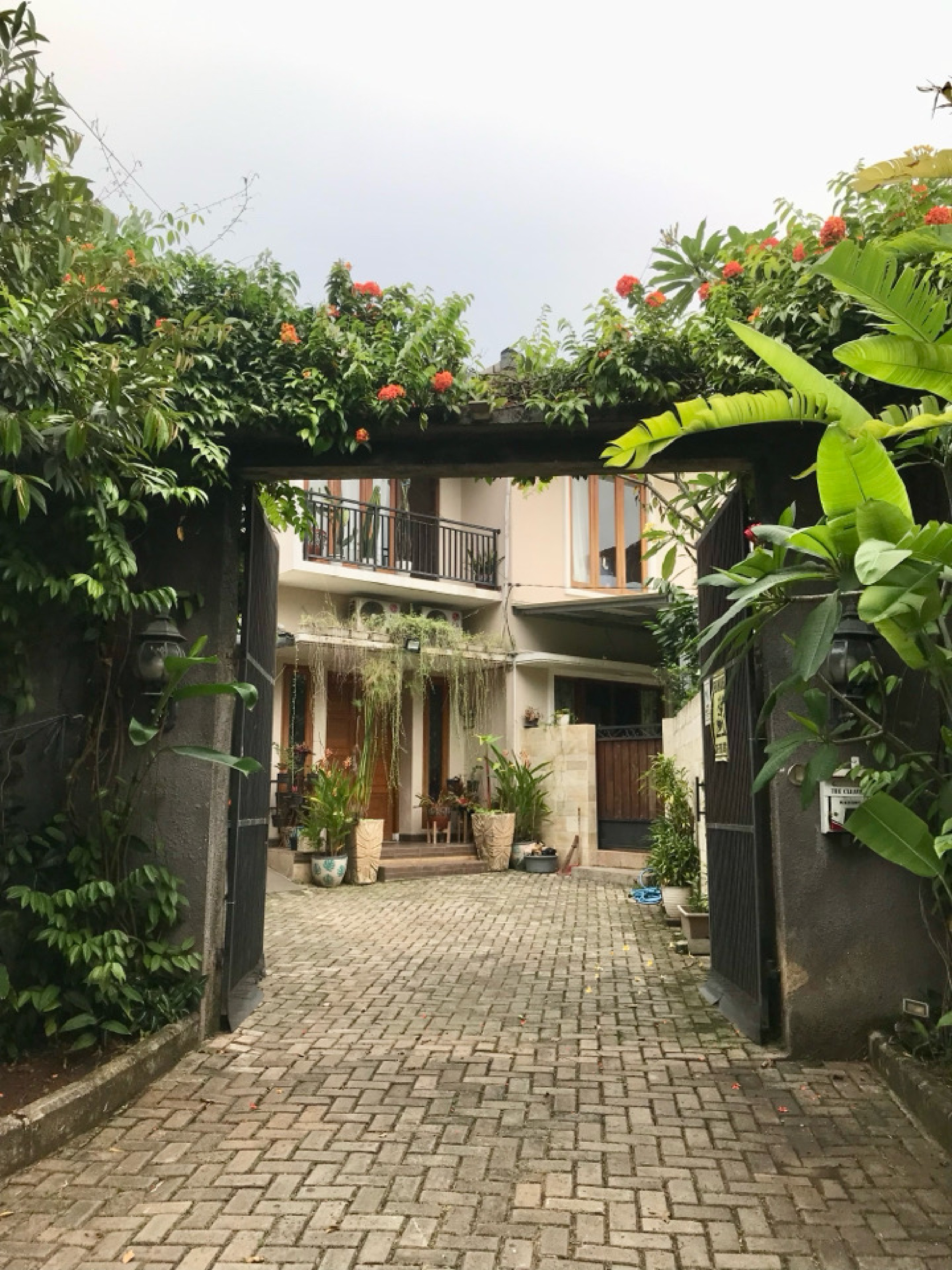 Rumah Tropical Modern di Lebak Bulus Ada Kolam Renang - LT 440M2, Dekat MRT