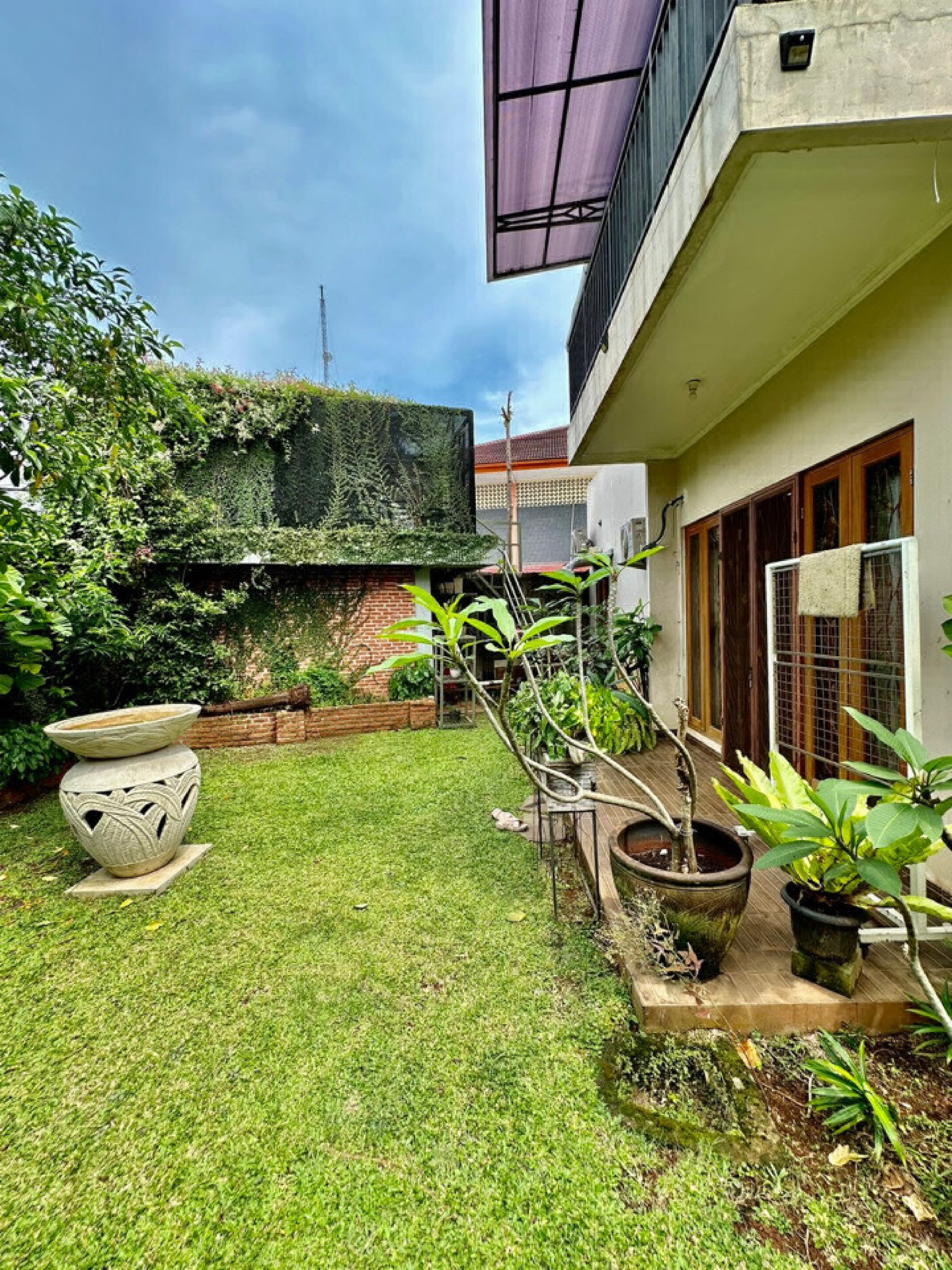 Rumah Tropical Modern di Lebak Bulus Ada Kolam Renang - LT 440M2, Dekat MRT