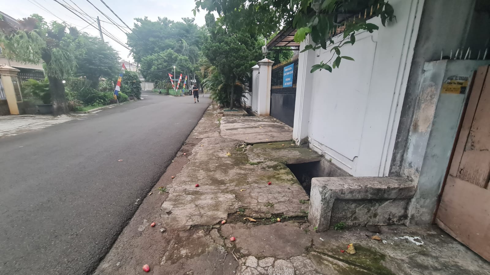 Rumah Lama 1,5 Lantai di Area Tebet, Jalan Tenang Akses 2 Mobil