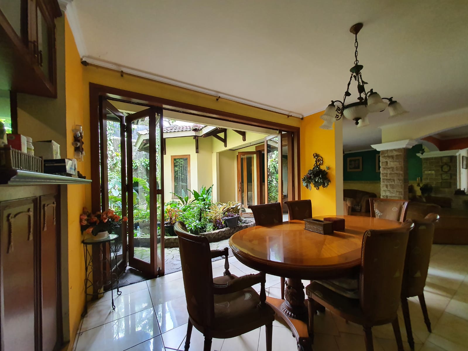 Rumah Cantik 2 Lantai Belakang Citos, Suasana Homey dan Nyaman