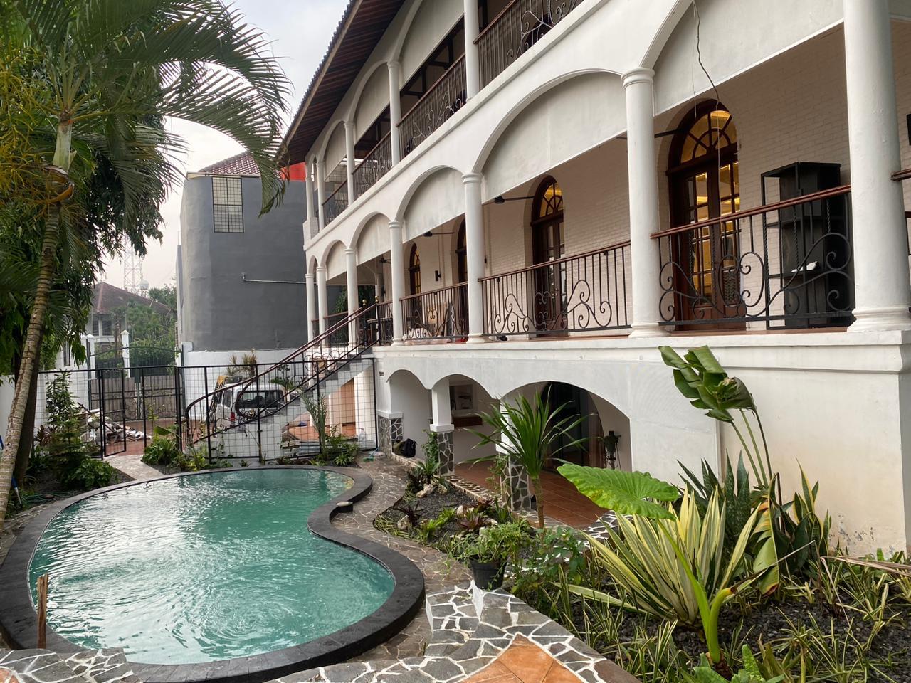 Rumah Besar, Mewah dan Cantik di Cilandak, 4 Lantai, ada Rooftop dan Kolam Renang