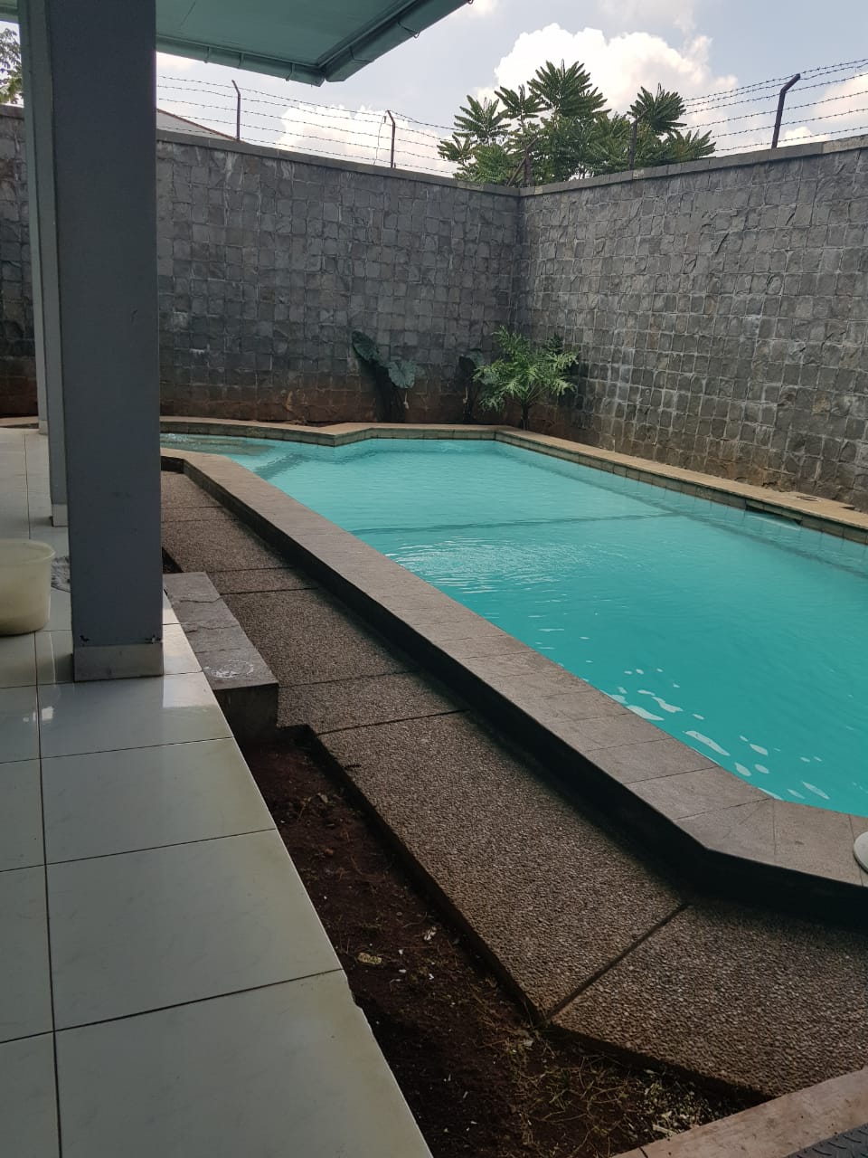 Rumah 2 Lantai Siap Huni di Cilandak, Ada Kolam Renang