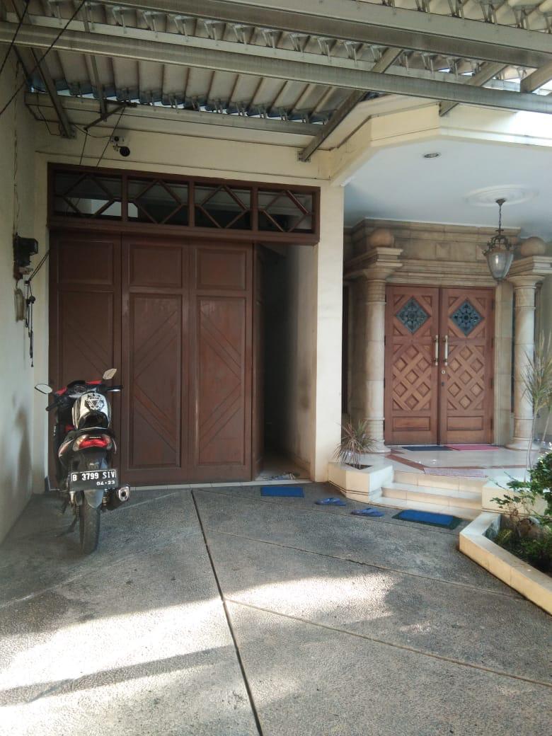 Rumah Murah Furnished Gaya Klasik di Kebayoran Baru