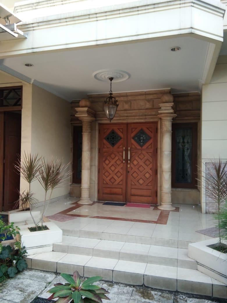 Rumah Murah Furnished Gaya Klasik di Kebayoran Baru