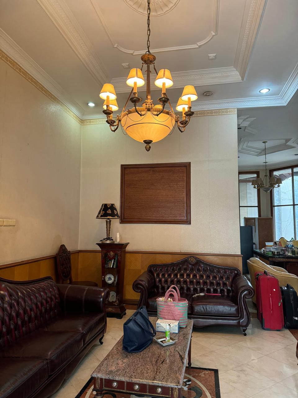 Rumah Murah Furnished Gaya Klasik di Kebayoran Baru