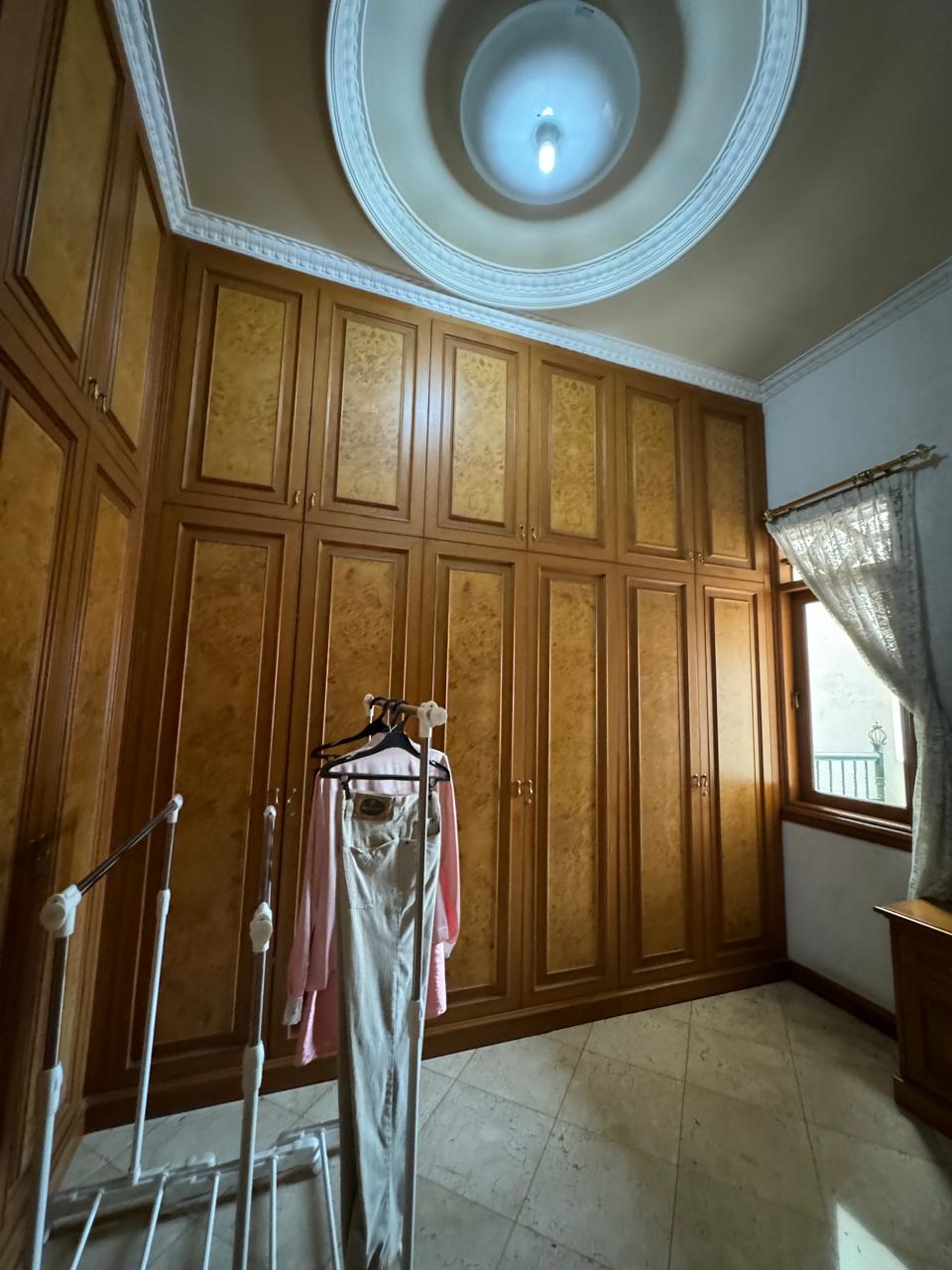 Rumah Murah Furnished Gaya Klasik di Kebayoran Baru