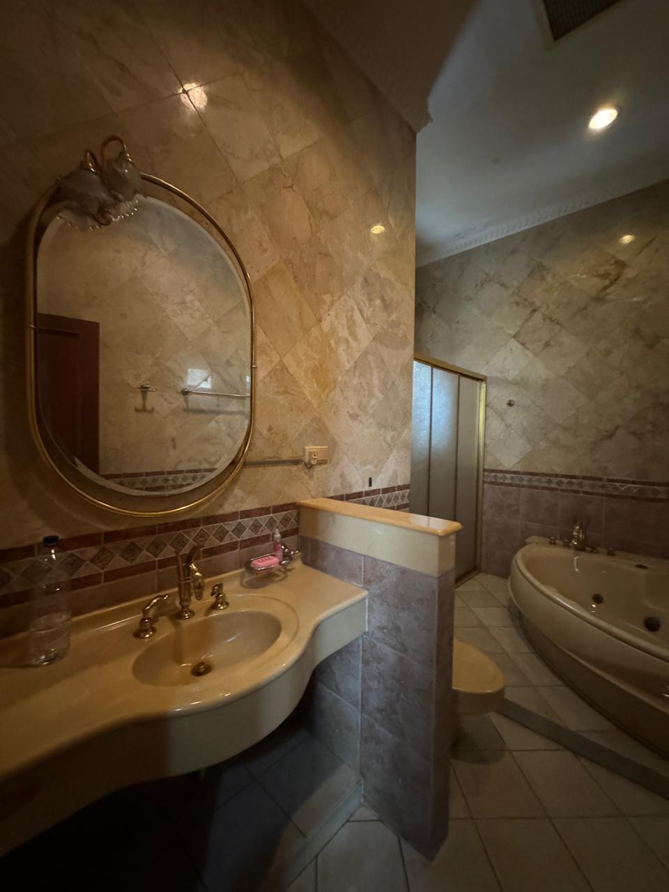 Rumah Murah Furnished Gaya Klasik di Kebayoran Baru