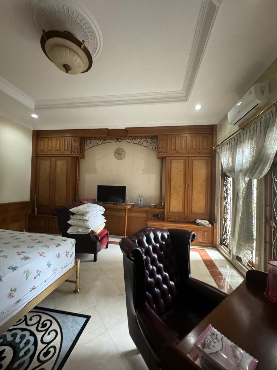 Rumah Murah Furnished Gaya Klasik di Kebayoran Baru