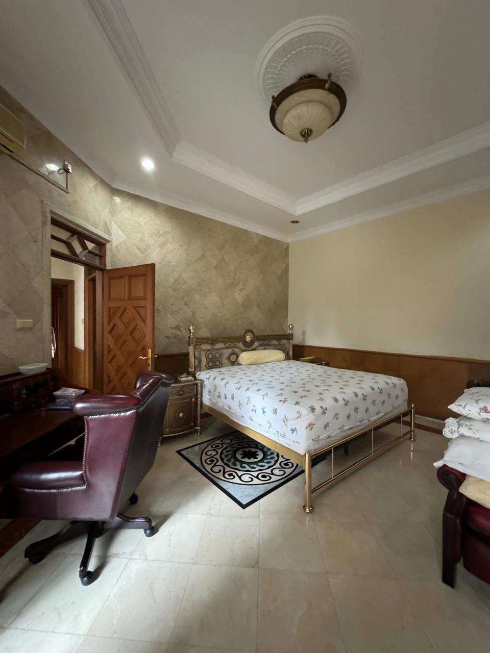 Rumah Murah Furnished Gaya Klasik di Kebayoran Baru