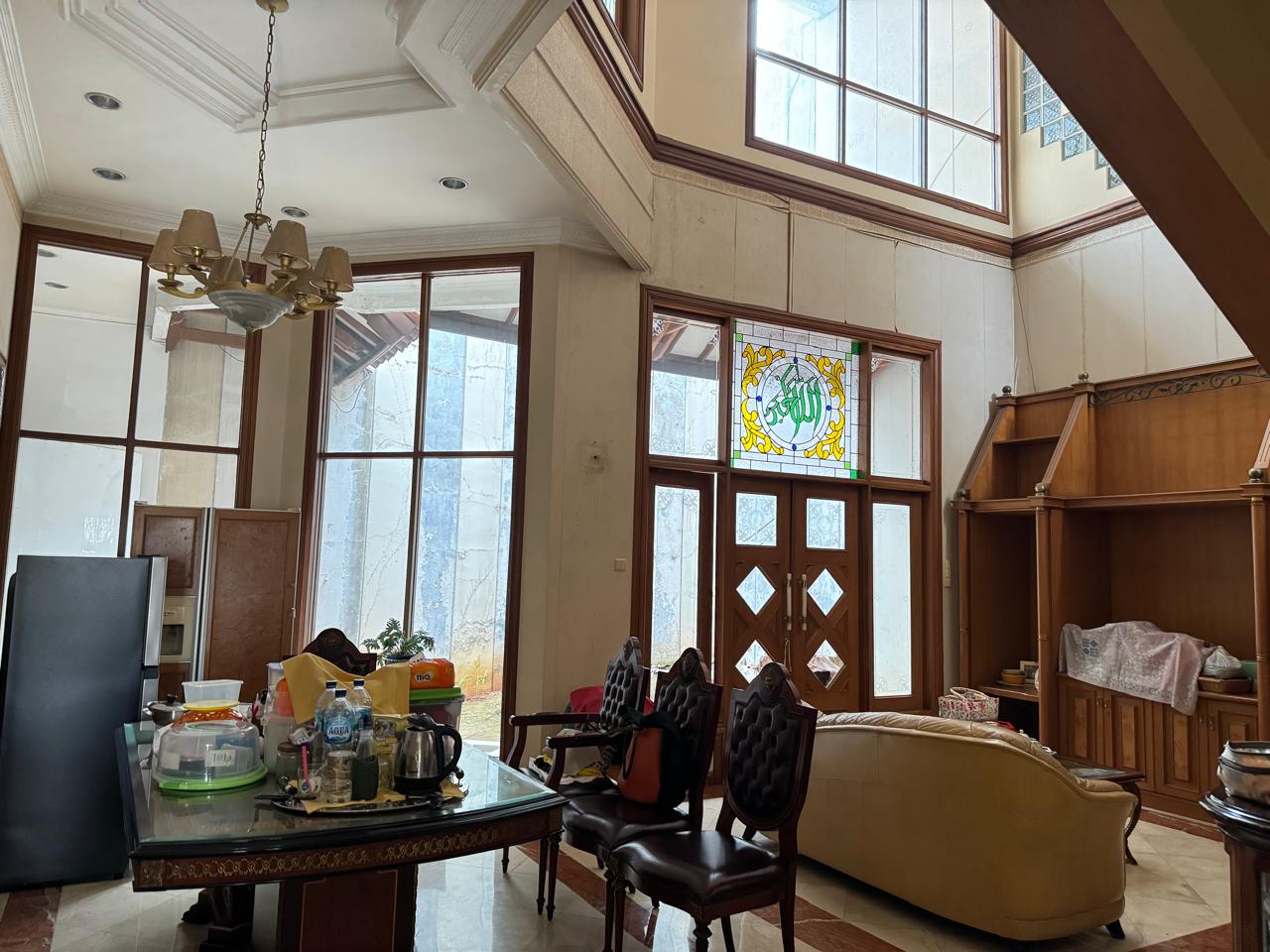 Rumah Murah Furnished Gaya Klasik di Kebayoran Baru