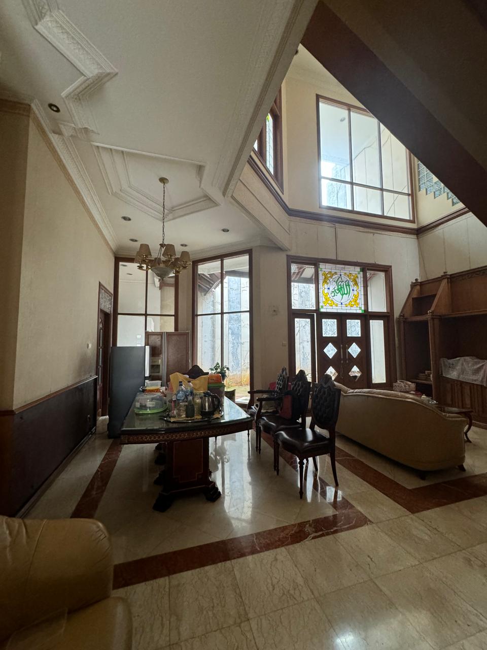 Rumah Murah Furnished Gaya Klasik di Kebayoran Baru