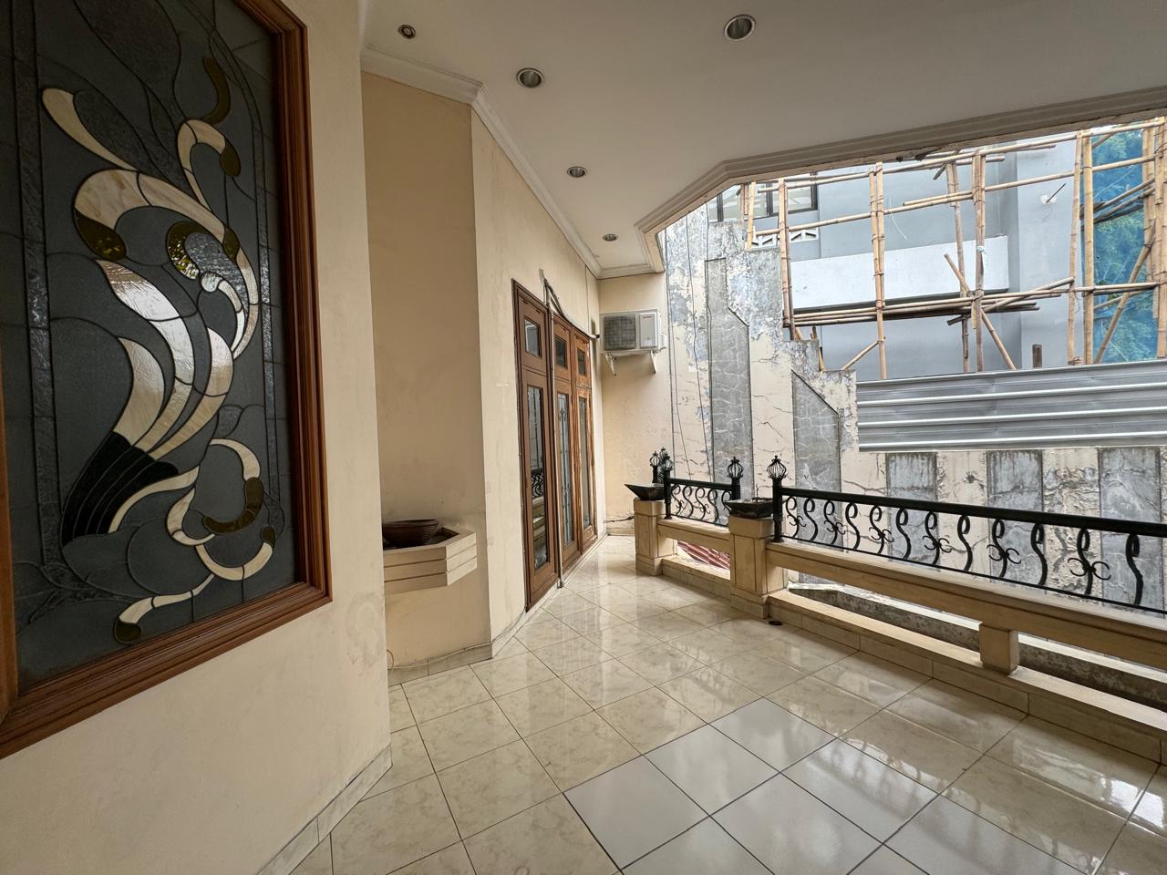 Rumah Murah Furnished Gaya Klasik di Kebayoran Baru