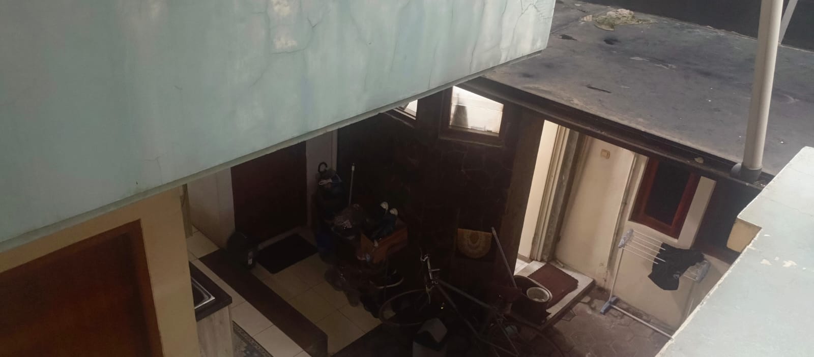 Dijual Rumah Kost2an 15 KT Plus Ruangan Kantor di Lantai Dasar. Dekat Radio Dalam. Unfurnished