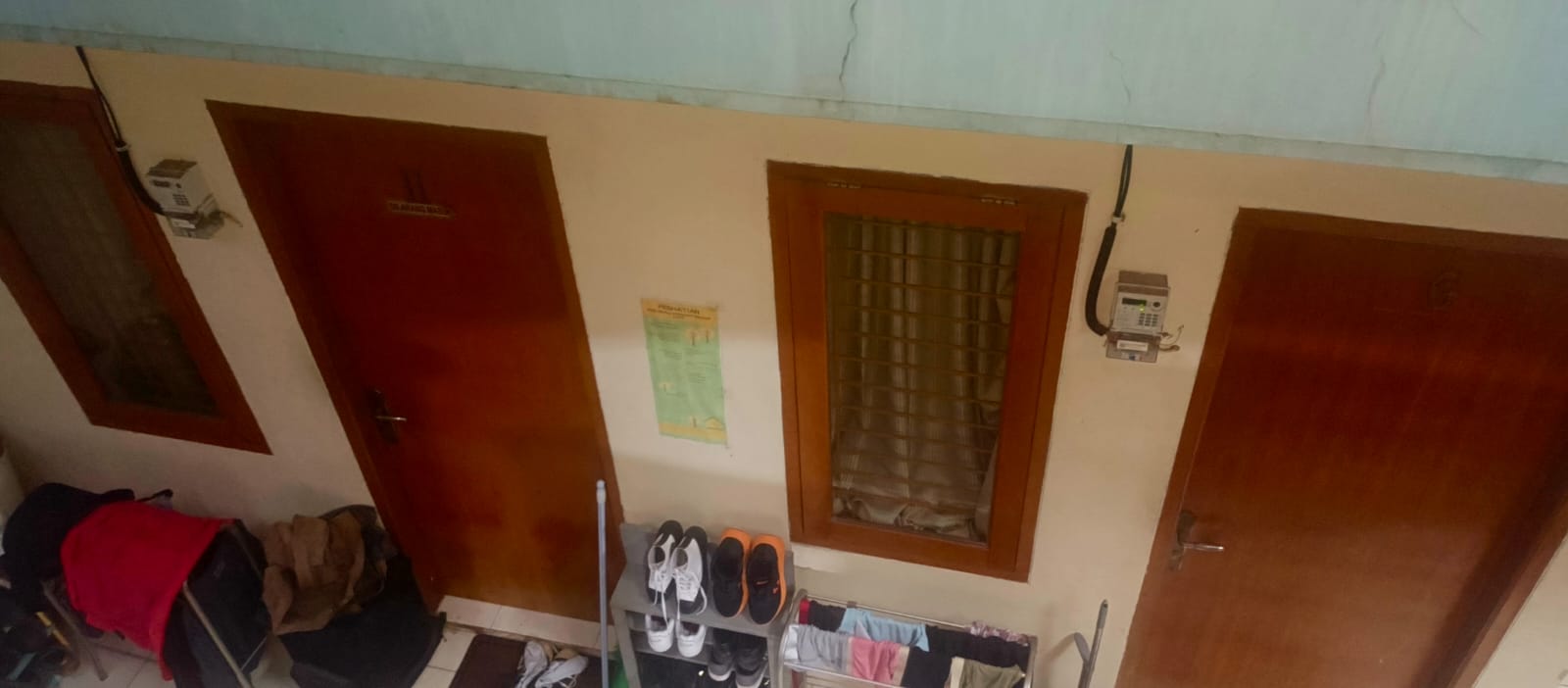 Dijual Rumah Kost2an 15 KT Plus Ruangan Kantor di Lantai Dasar. Dekat Radio Dalam. Unfurnished
