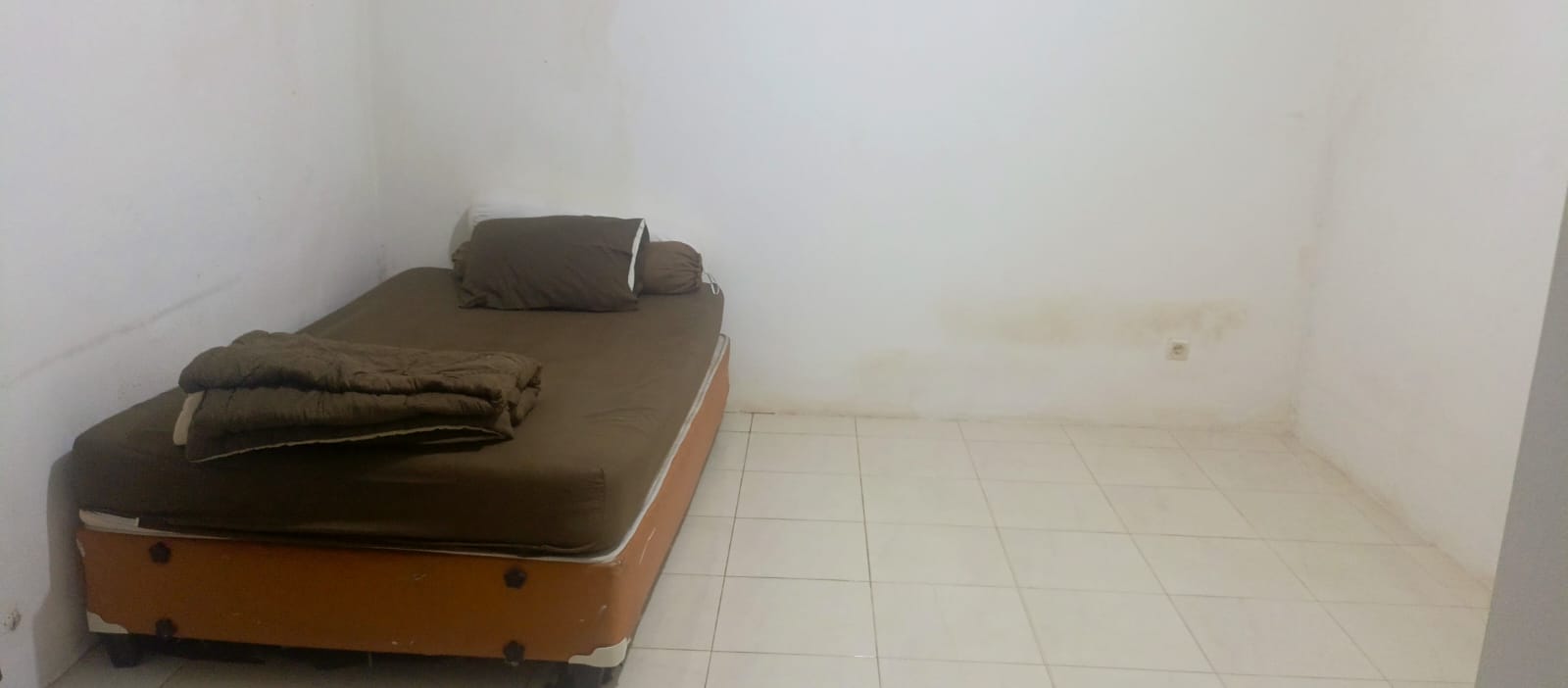 Dijual Rumah Kost2an 15 KT Plus Ruangan Kantor di Lantai Dasar. Dekat Radio Dalam. Unfurnished