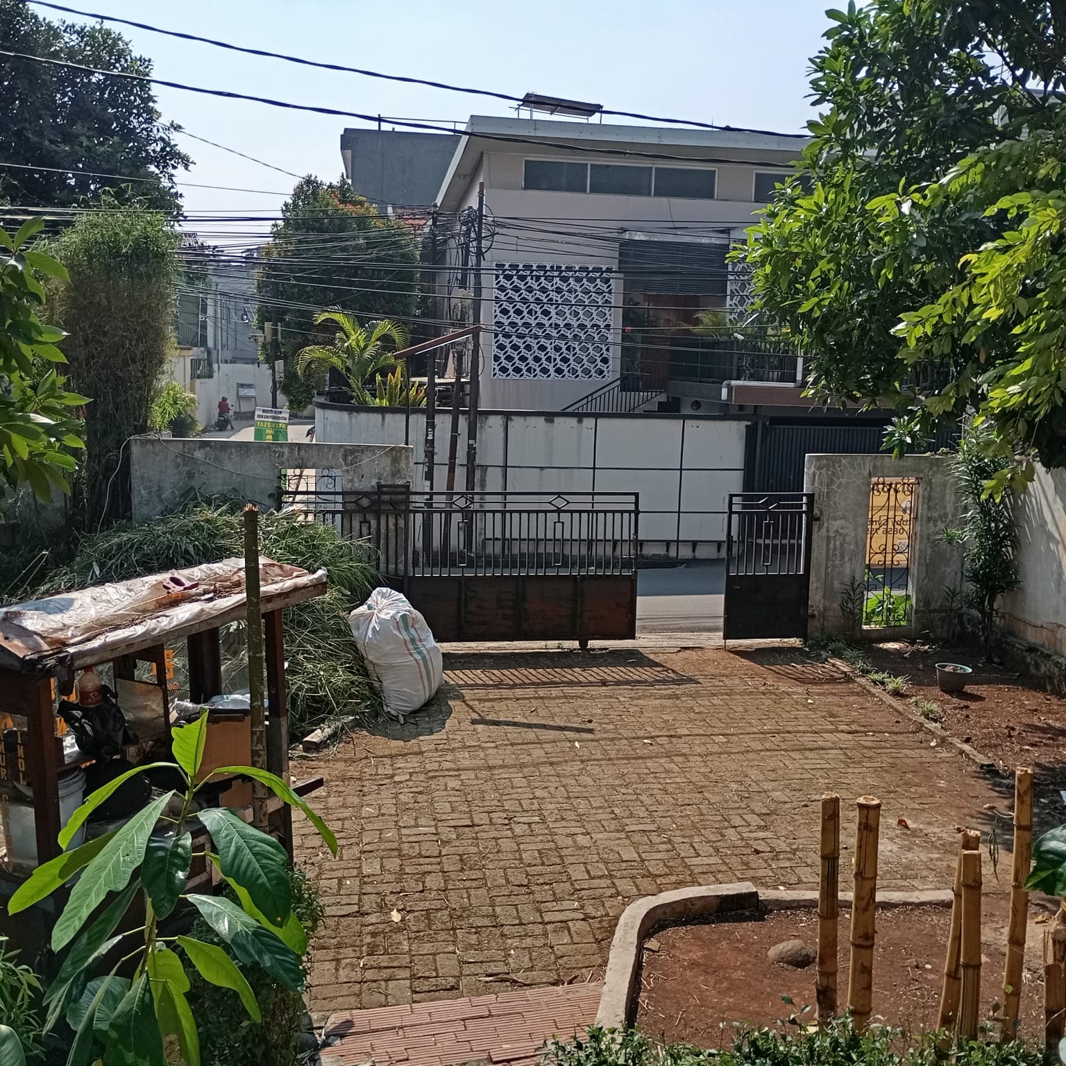 Rumah Lama 2 Lantai di Area Kebayoran Baru. Butuh Renovasi