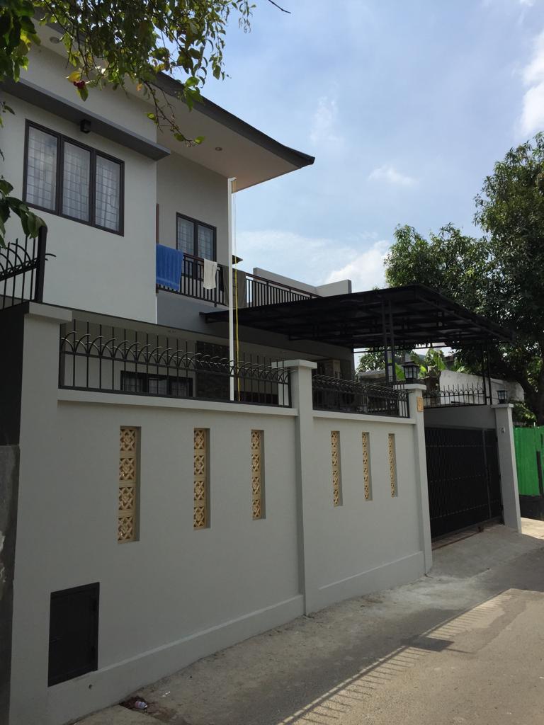Rumah Dijual di Cipete, Bentuk Tanah Kotak, Ada Kolam Ikan, Master Bedroom Diatas