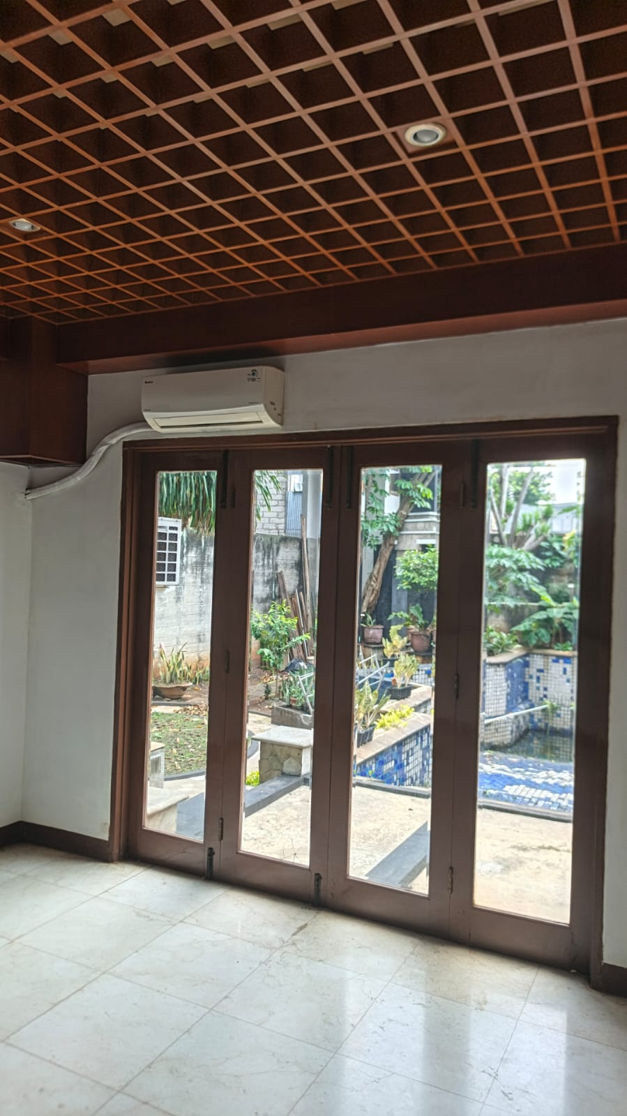 Rumah Dijual di Cipete, 2 Lantai, Ada Taman Belakang dan Kolam