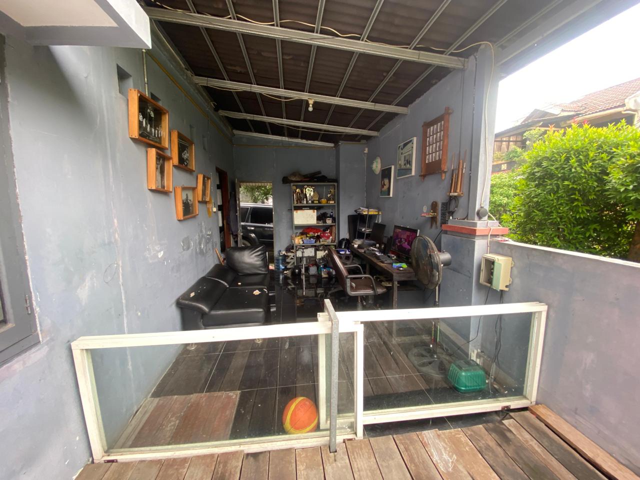 Rumah Hoek 2 Lantai di Graha Raya Bintaro, Ada Kolam Ikan Koi Bisa dirubah Jadi Kolam Renang