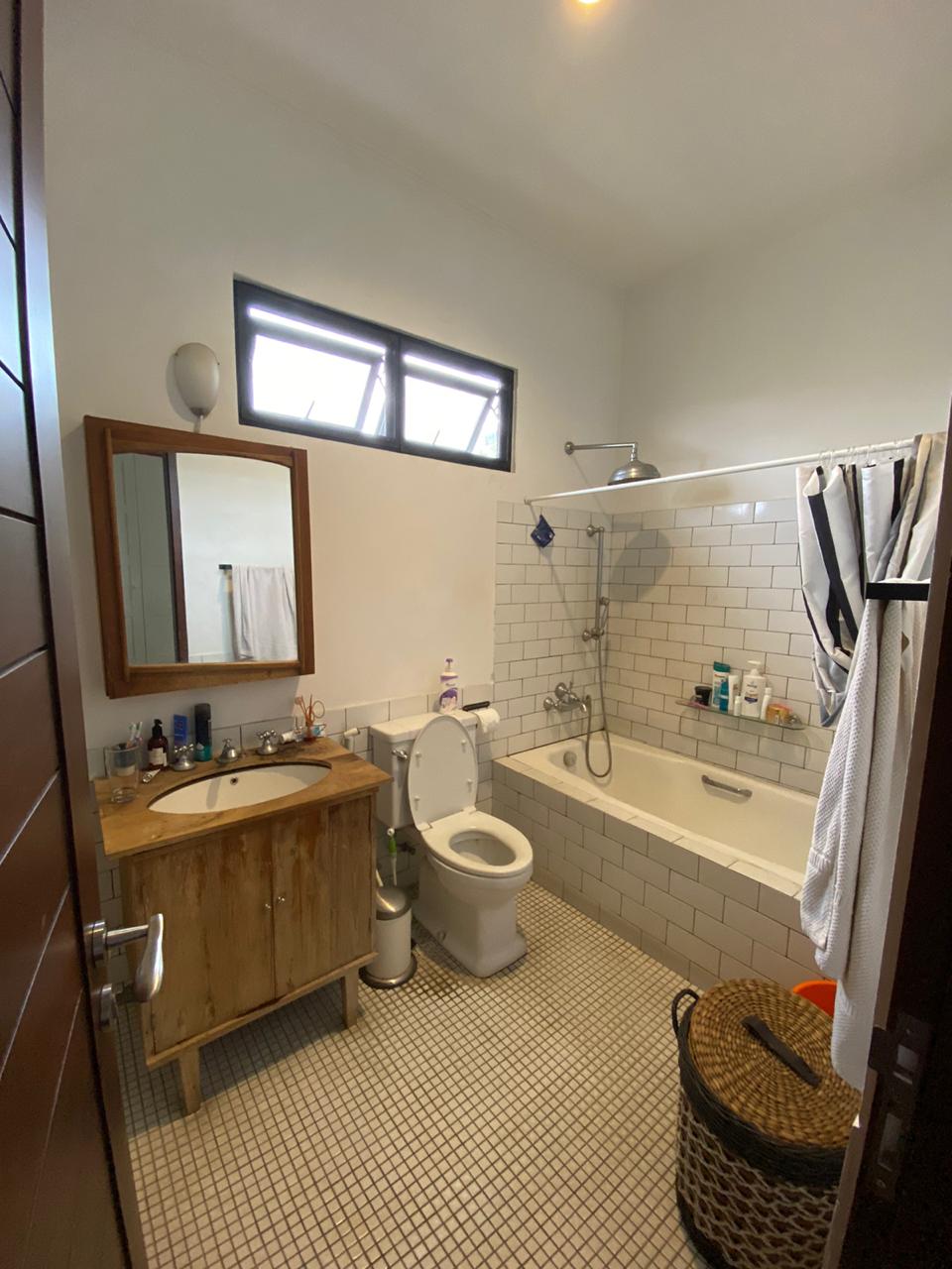 Rumah 2 Lantai Ada Rooftop, Water Heater, Dalam Townhouse, Semi Furnished